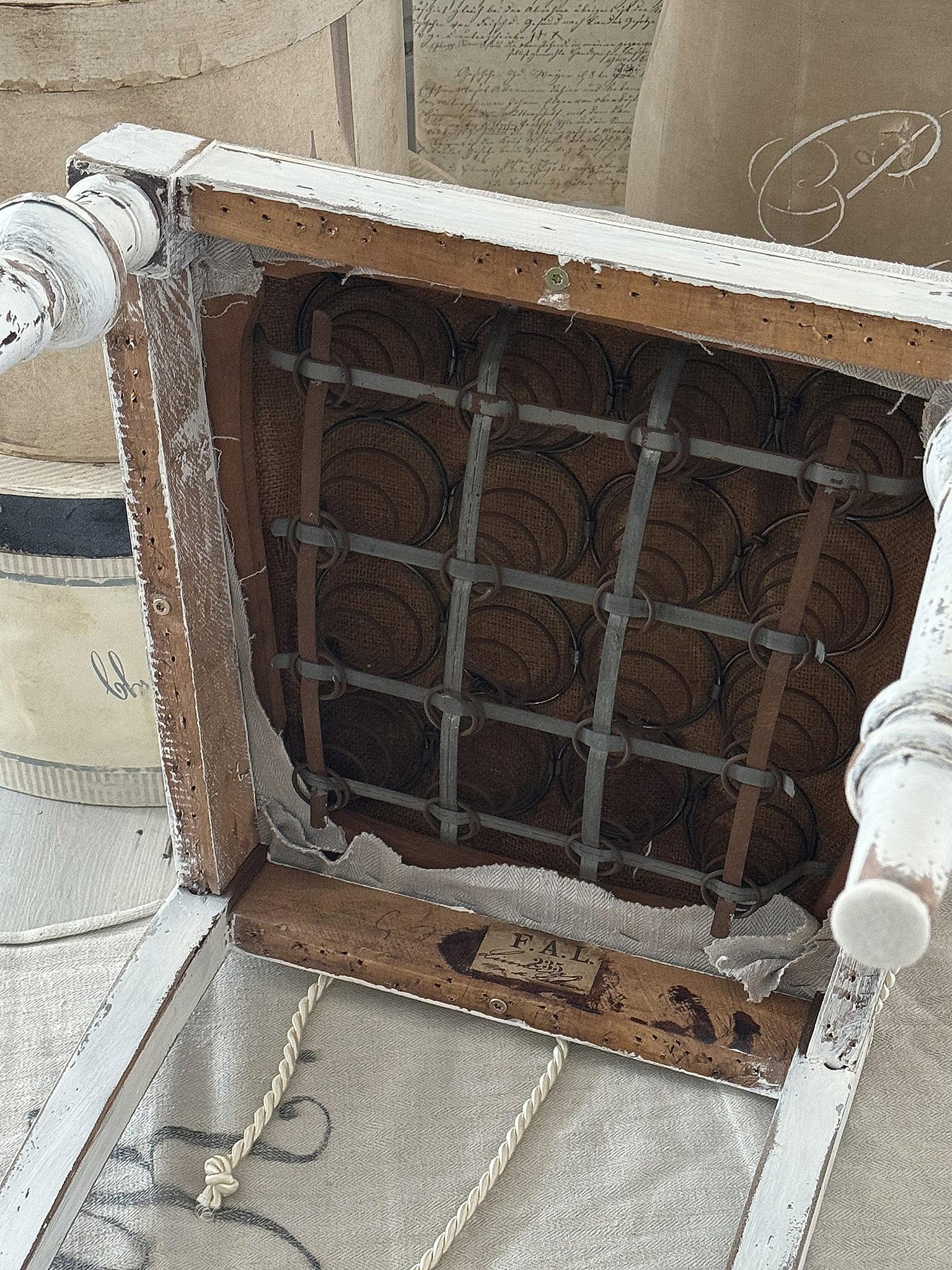  Antiker Polsterhocker mit altem Leinen***