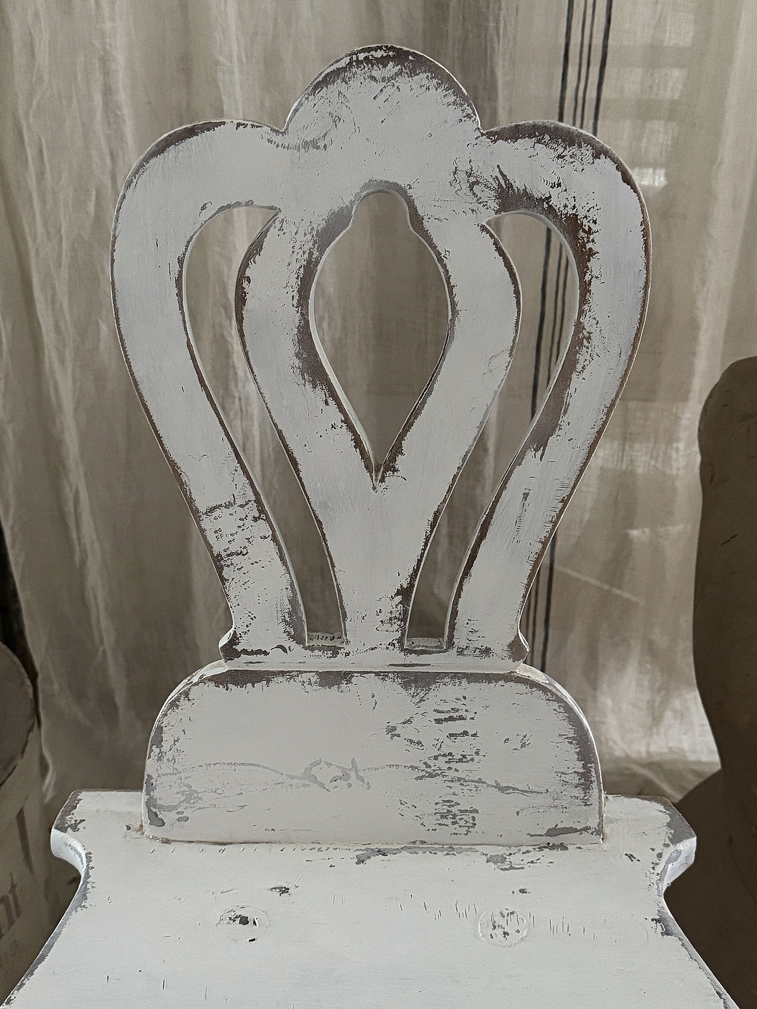 Alter, ausgefallener Bauernstuhl im Shabby-Chic***