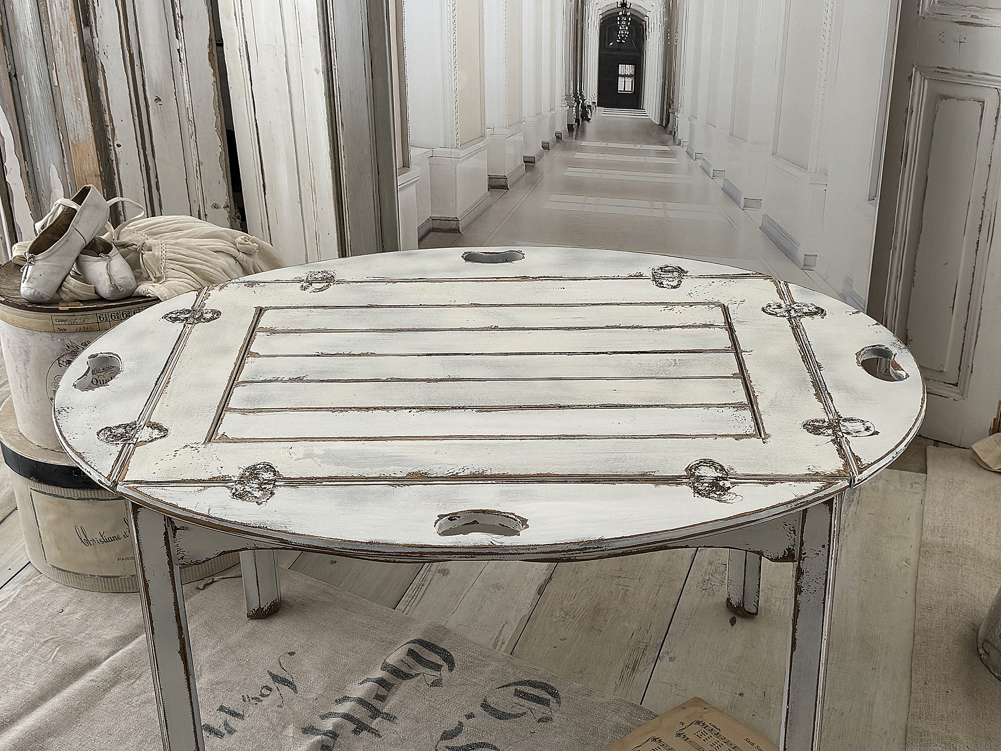 Davis Cabinet Tabletttisch aus massivem Nussbaum – Couchtisch mit abnehmbarem Serviertablett im Shabby Chic***