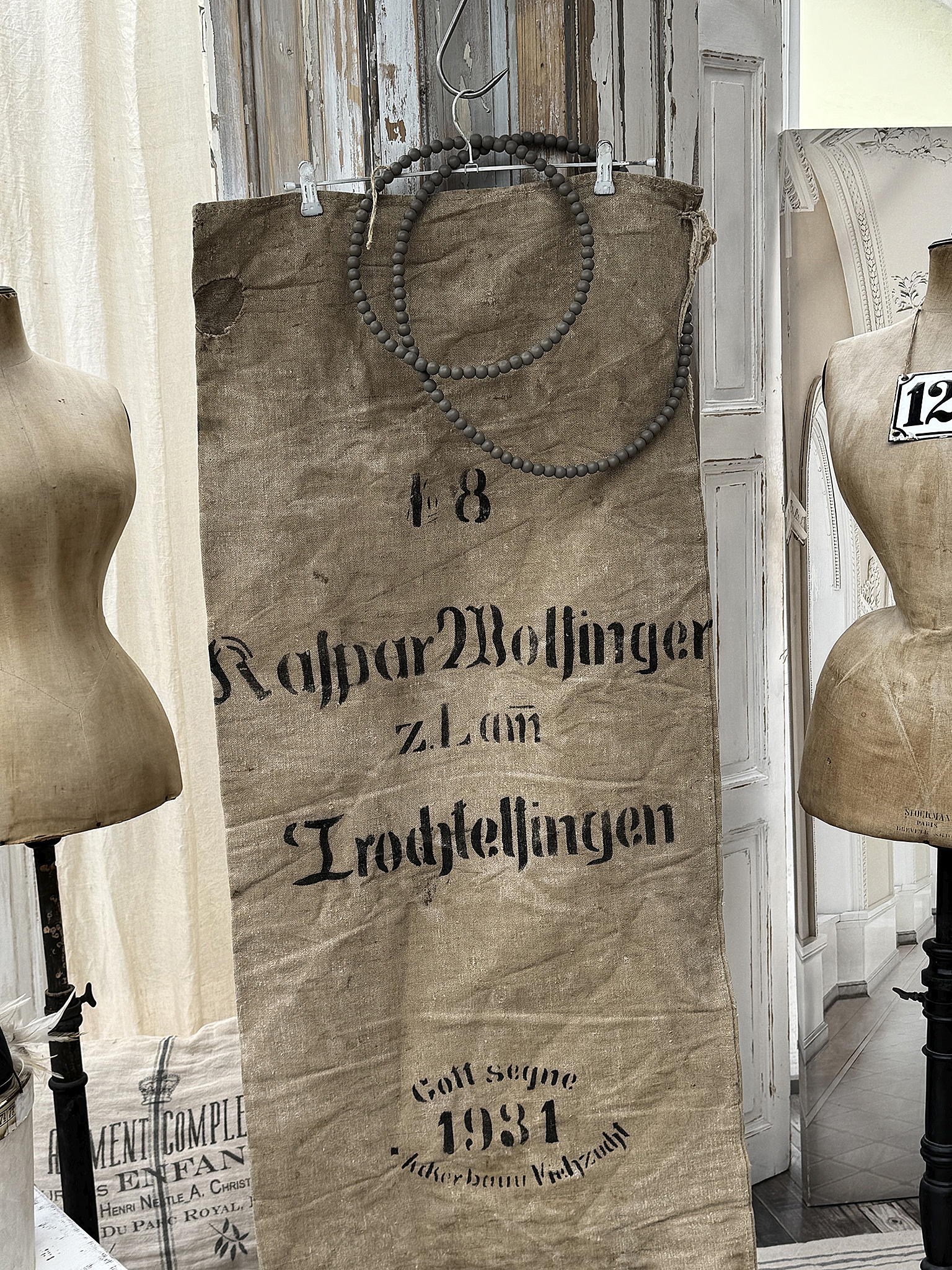Vintage Leinenstoff mit handgeschriebenen Details und Jahren Altes Leinenstück von 1931 mit dem Namen Kaspar Woltinger und stilisierten Schriftzügen