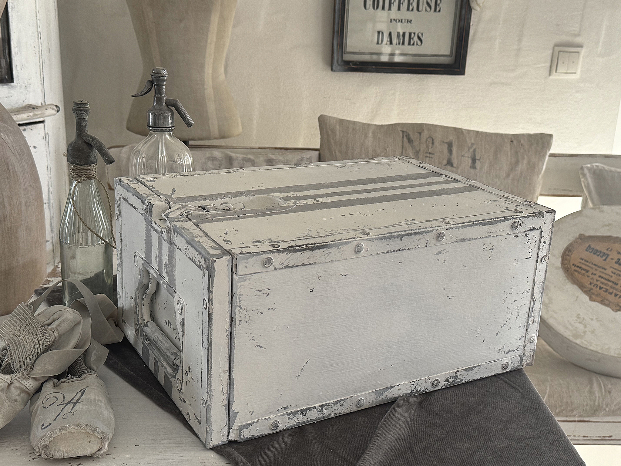 Alte Shabby-Holzkiste mit Metallbeschlägen – Vintage trifft Industriecharme***