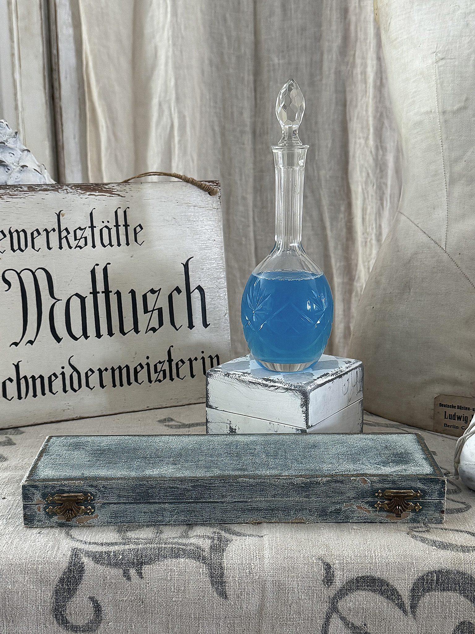 Romantisches Vintage-Duo – Kristallflasche & alte Schatulle mit herrlicher Patina***