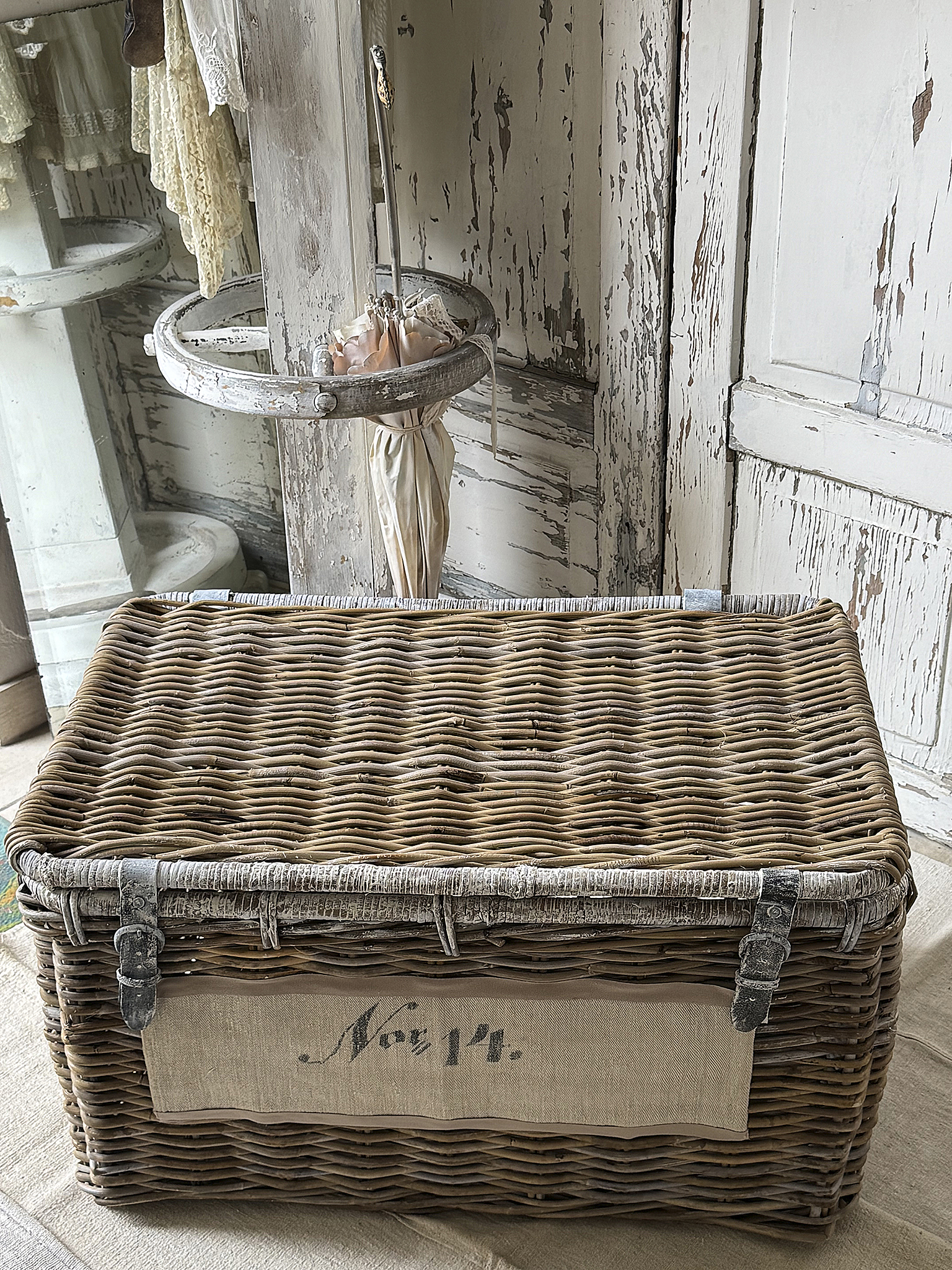Alter Weinkorb mit Klappdeckel – Shabby-Chic-Korb mit Mehlsack-Schild***
