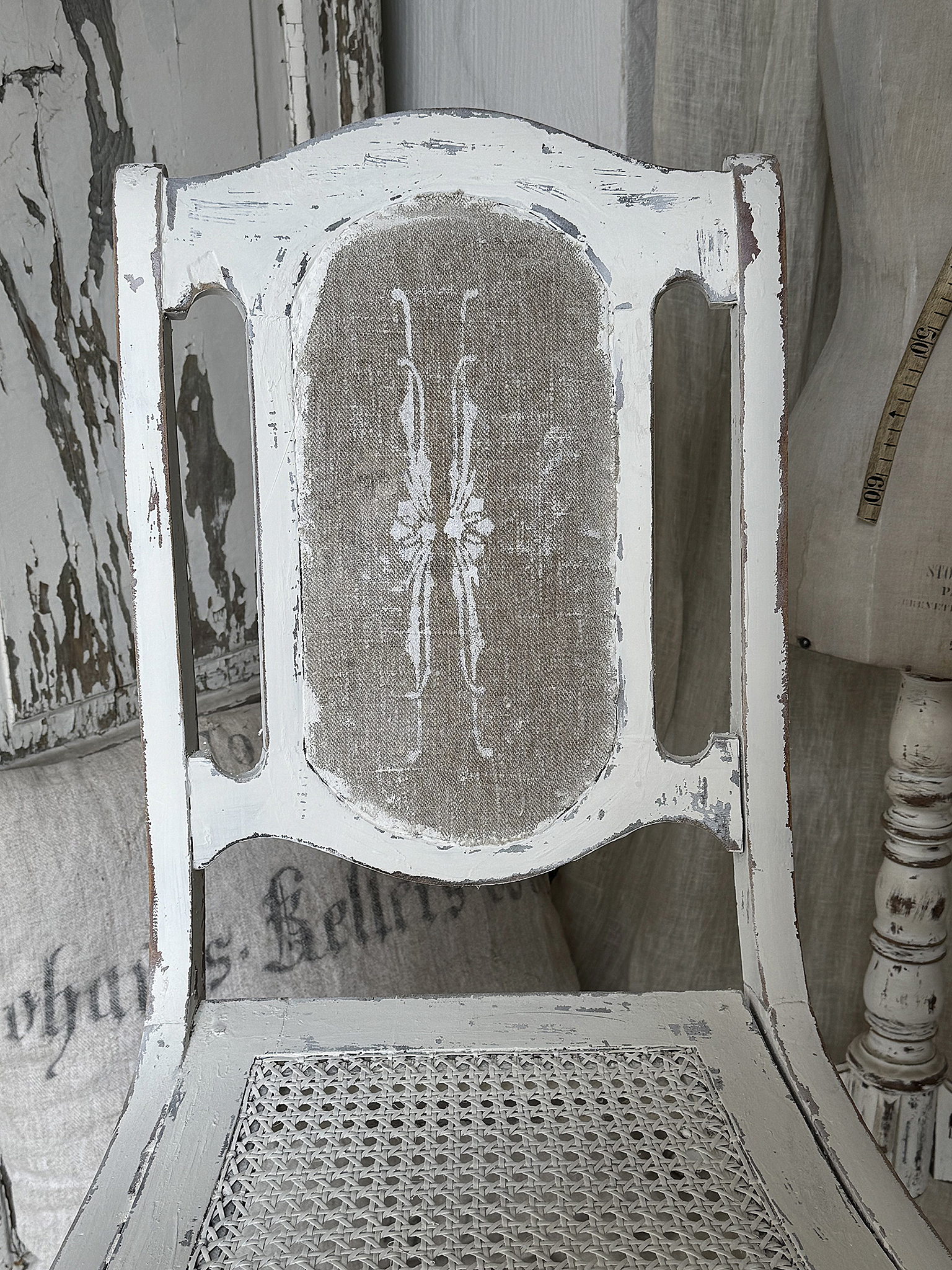 Antiker Shabby Chic Stuhl mit Wiener Geflecht & altem Leinen – handveredeltes Einzelstück im Jugendstil***