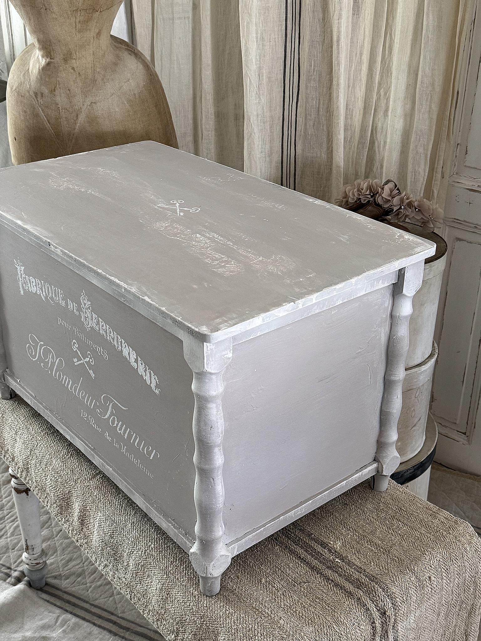 Alte Sitztruhe/Klapptruhe in taupe-weiß*** Alte Sitztruhe/Klapptruhe in taupe-weiß***