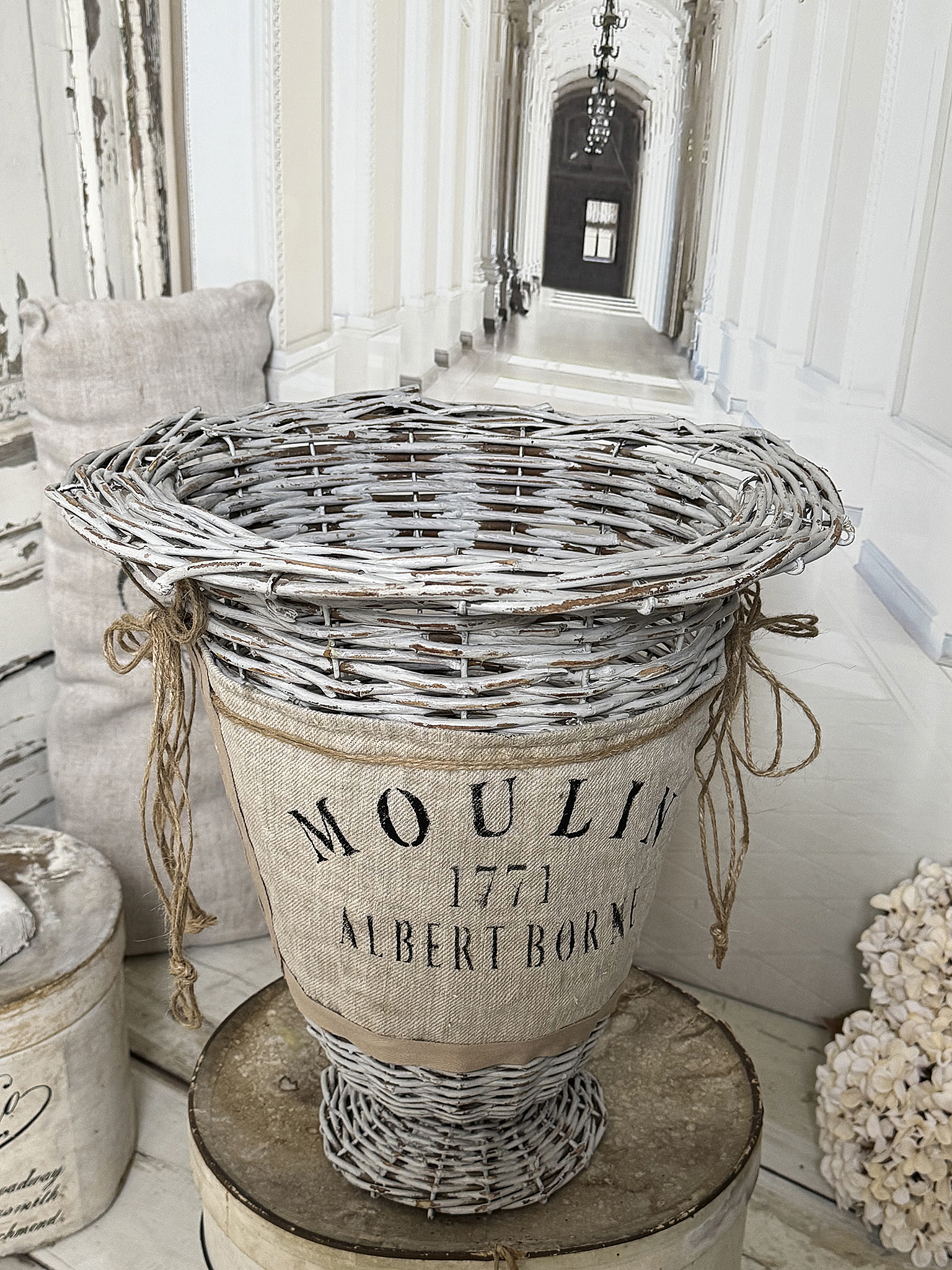 Alter Shabby-Weidenkorb mit Leinenschild 