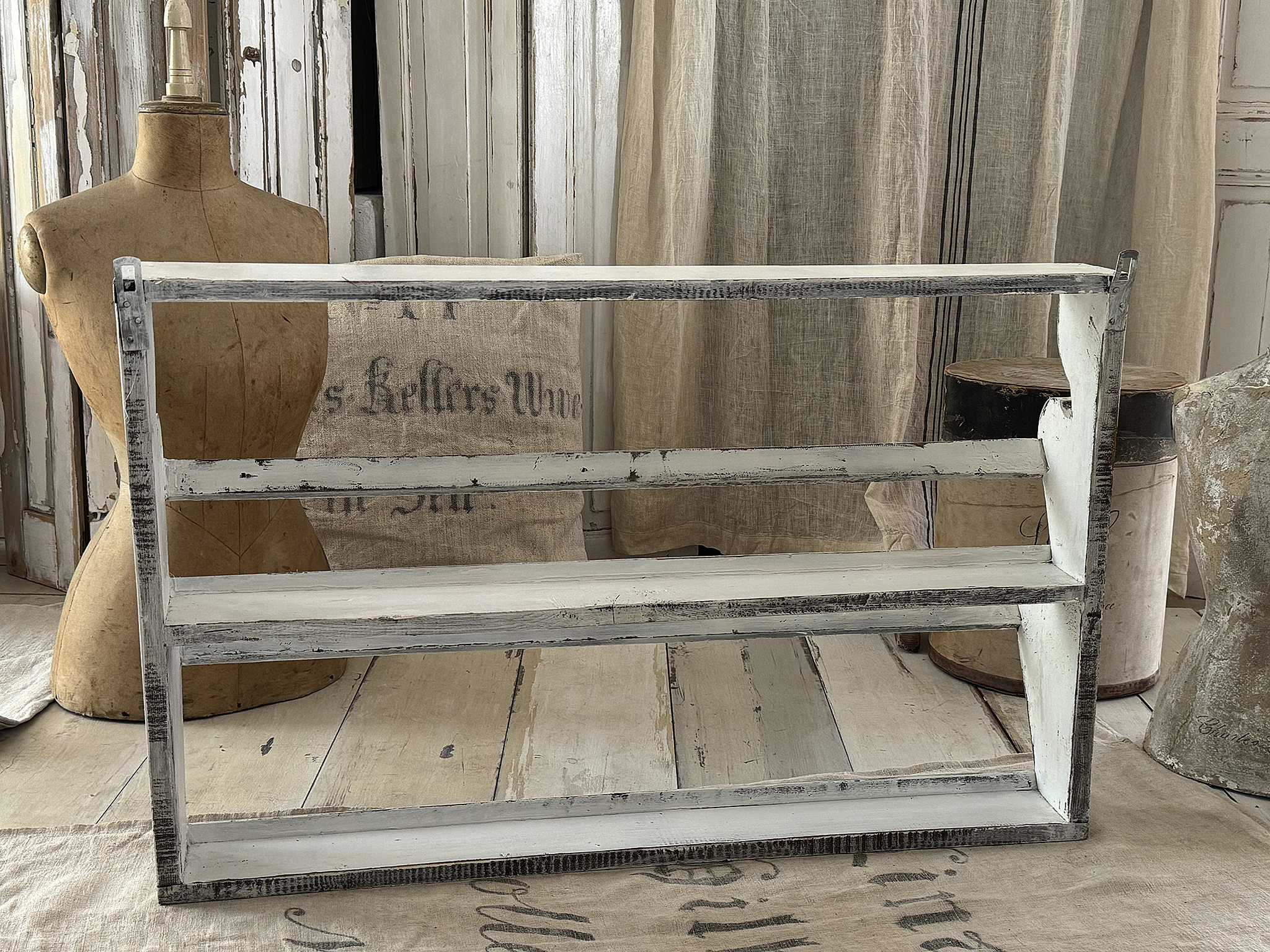 Altes Tellerregal aus Vollholz – authentische Patina mit zeitlosem Charme“***