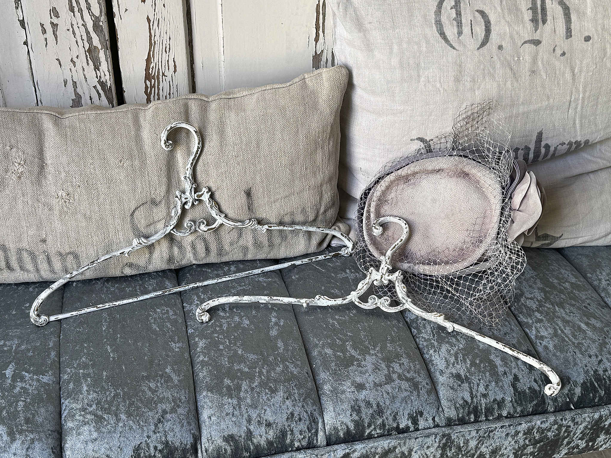 Zwei charmante Shabby-Kleiderbügel mit Geschichte***