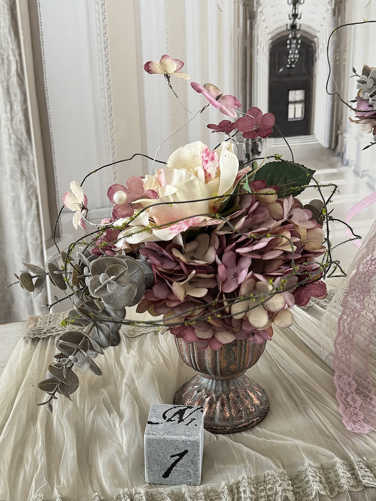 Handgearbeitete Seidensträuße mit Amphore***