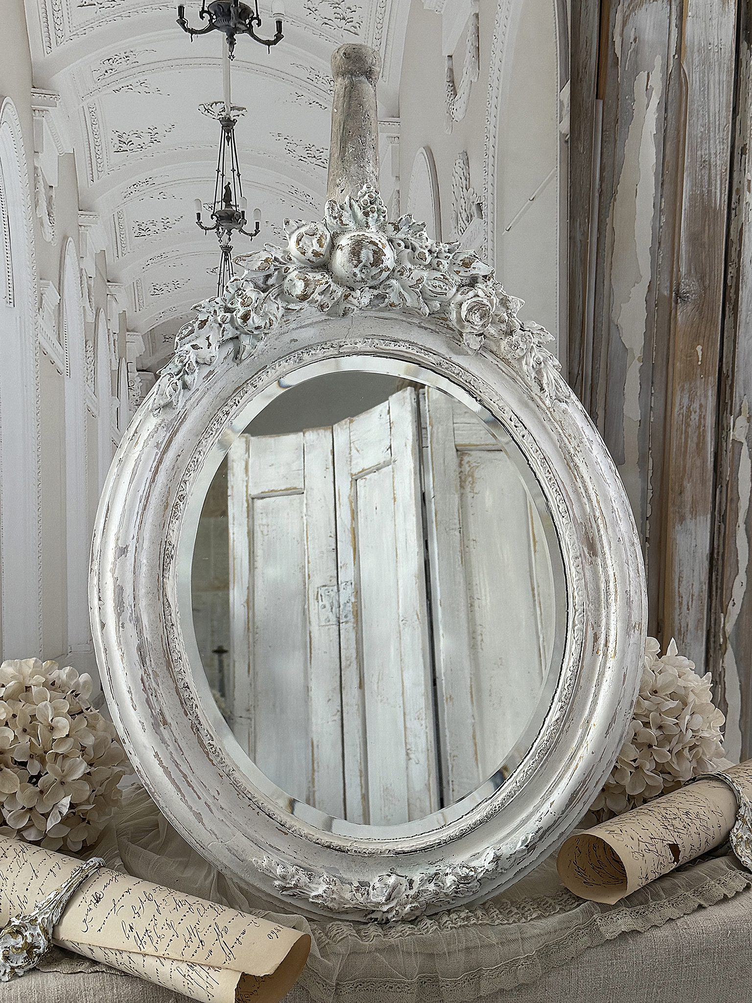 Alter ovaler Vintage-Spiegel im weißen Shabby-Kleid – romantisches Schmuckstück mit viel Charme***