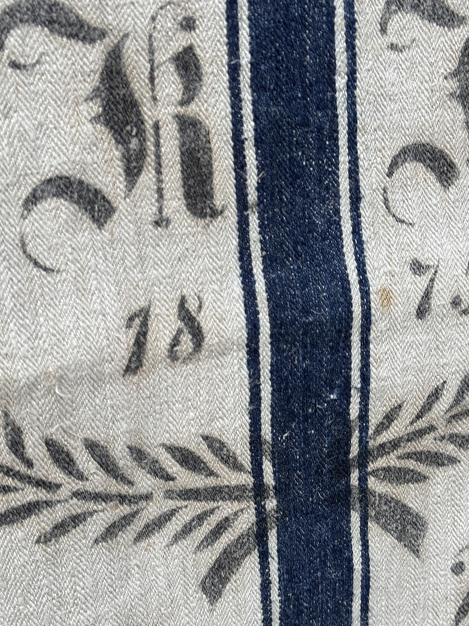 Nahaufnahme eines antiken Stoffes mit floralen Designs und der Jahreszahl 1871