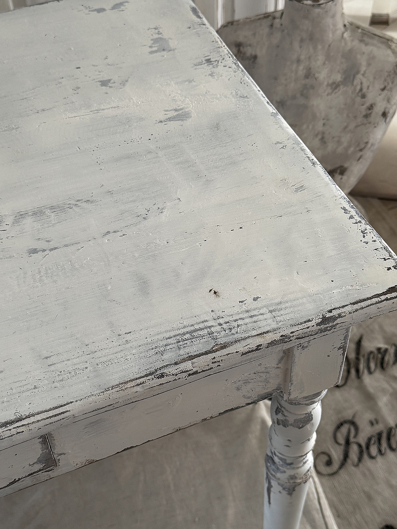 Alter kleiner Esstisch im Shabbykleid***