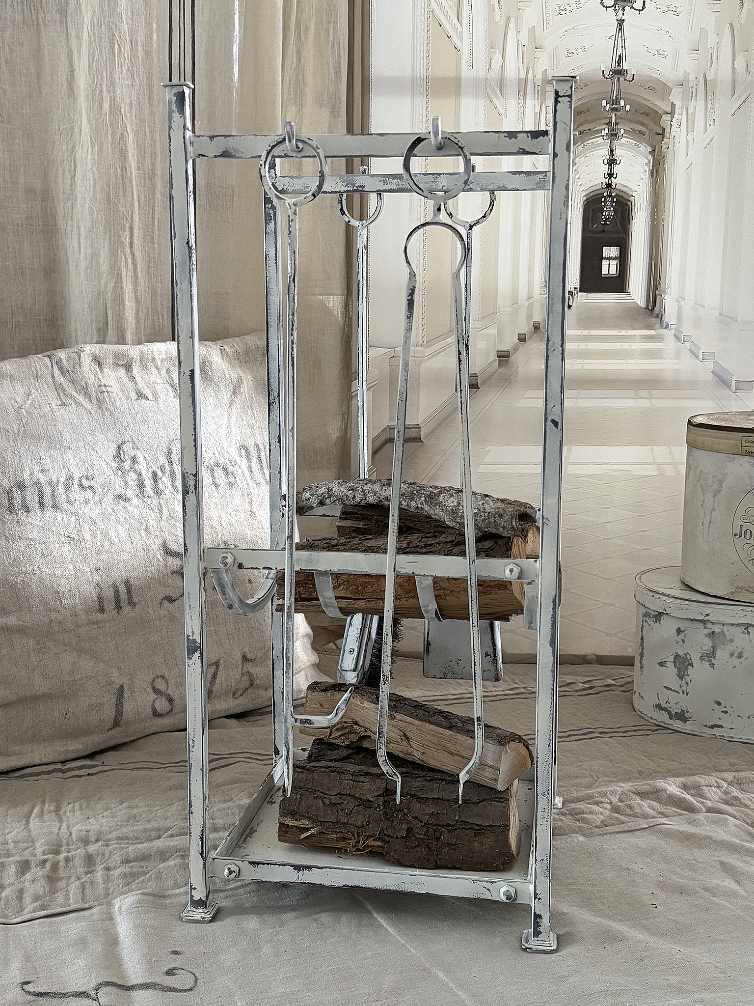Shabby Brennholzregal mit Kaminbesteck*** Shabby Brennholzregal mit Kaminbesteck***