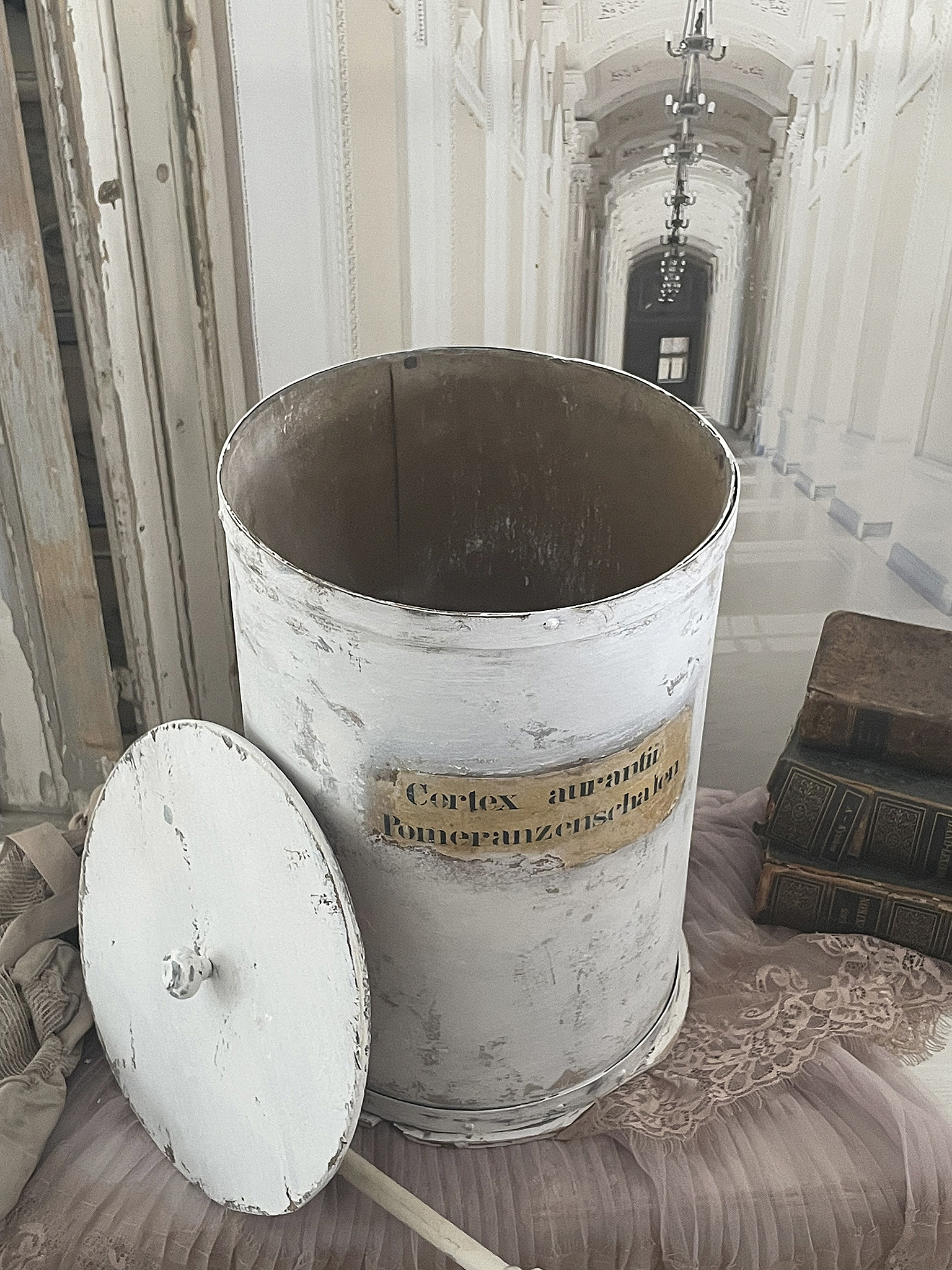 Antiker weißer Behälter mit Deckel und alter Aufschrift Vintage Behälter mit der Aufschrift 'Cortex auranti Pomeranzenstahl'
