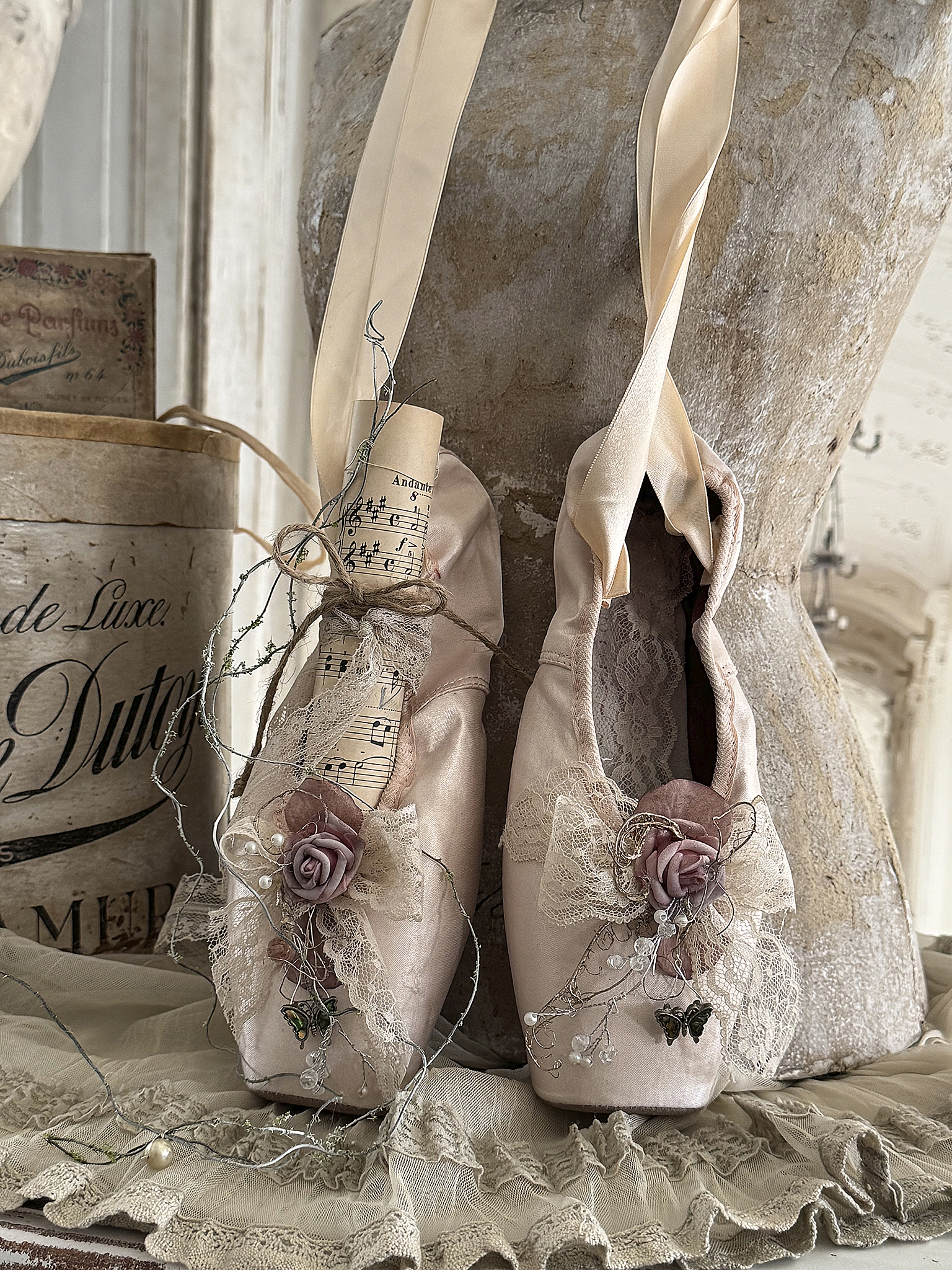 Alte Ballettschuhe Butterfly mit Notenblatt***