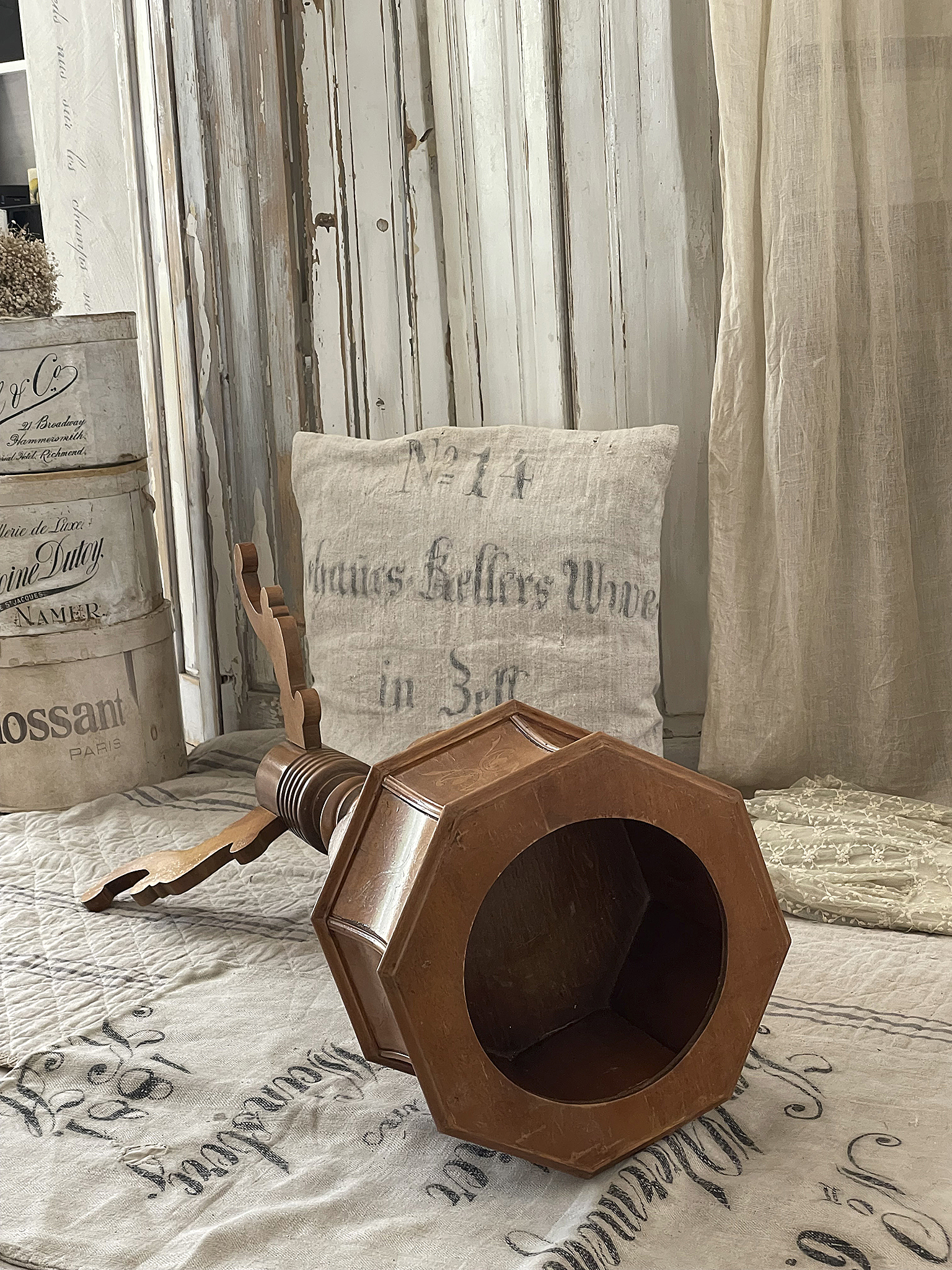 Antiker Holz-Gegenstand auf vintage Stoff Nostalgisches Bild eines antiken Holzmöbels auf einem rustikalen Textil
