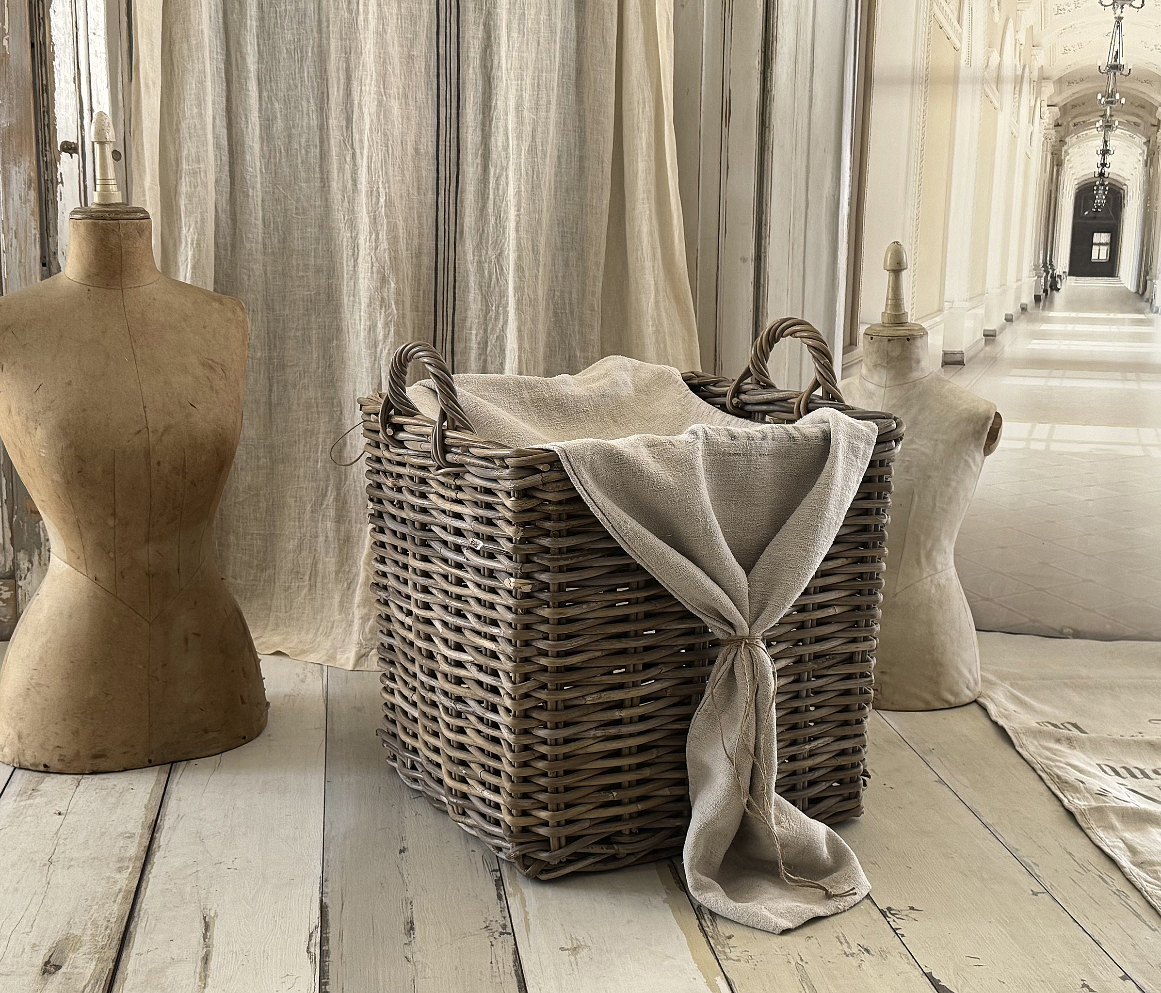 Großer Naturweidenkorb mit altem Leinensack-XL***