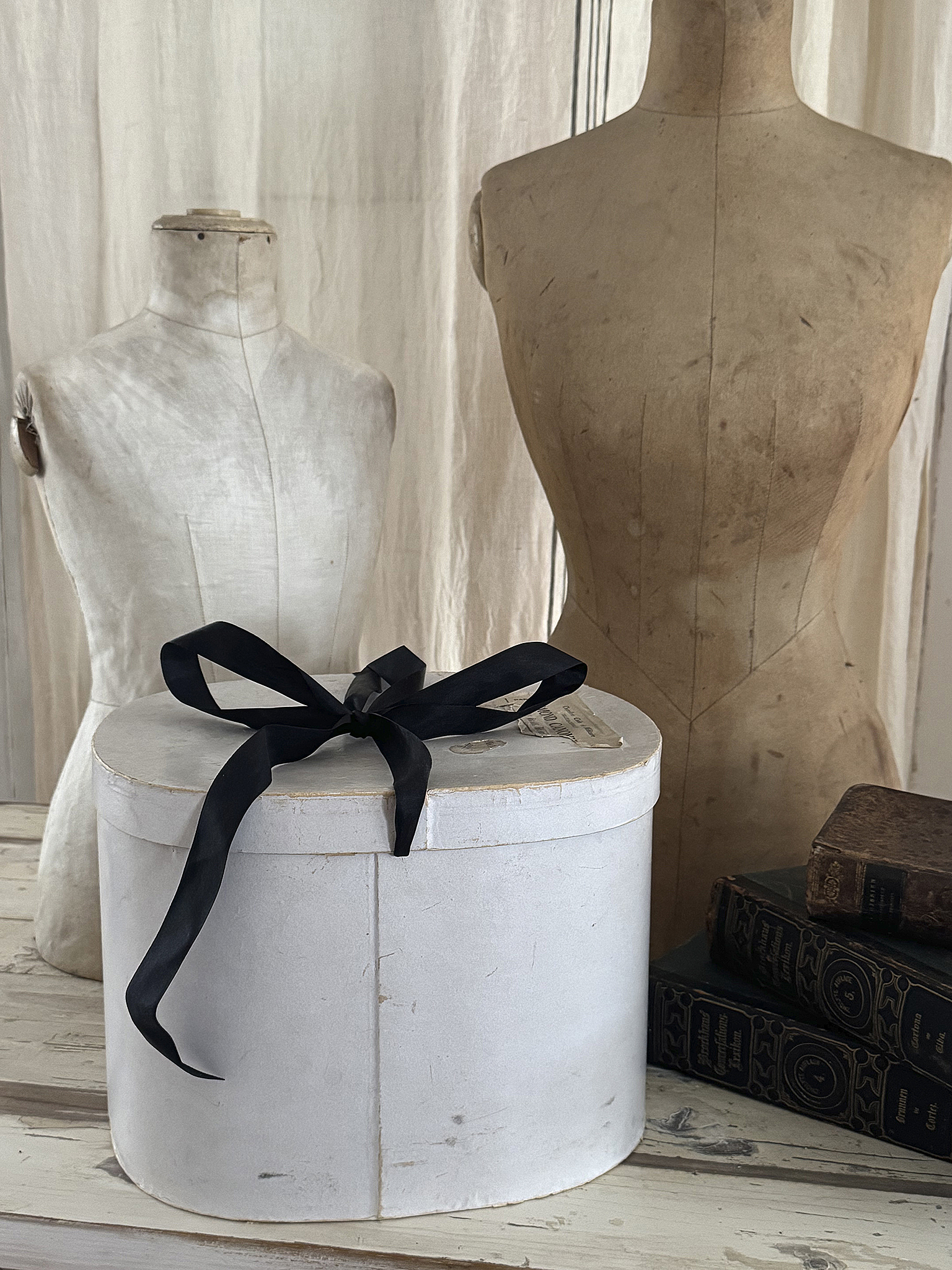  Wunderschöne alte französische Hutschachtel – ein rares Duo mit Zylinder***