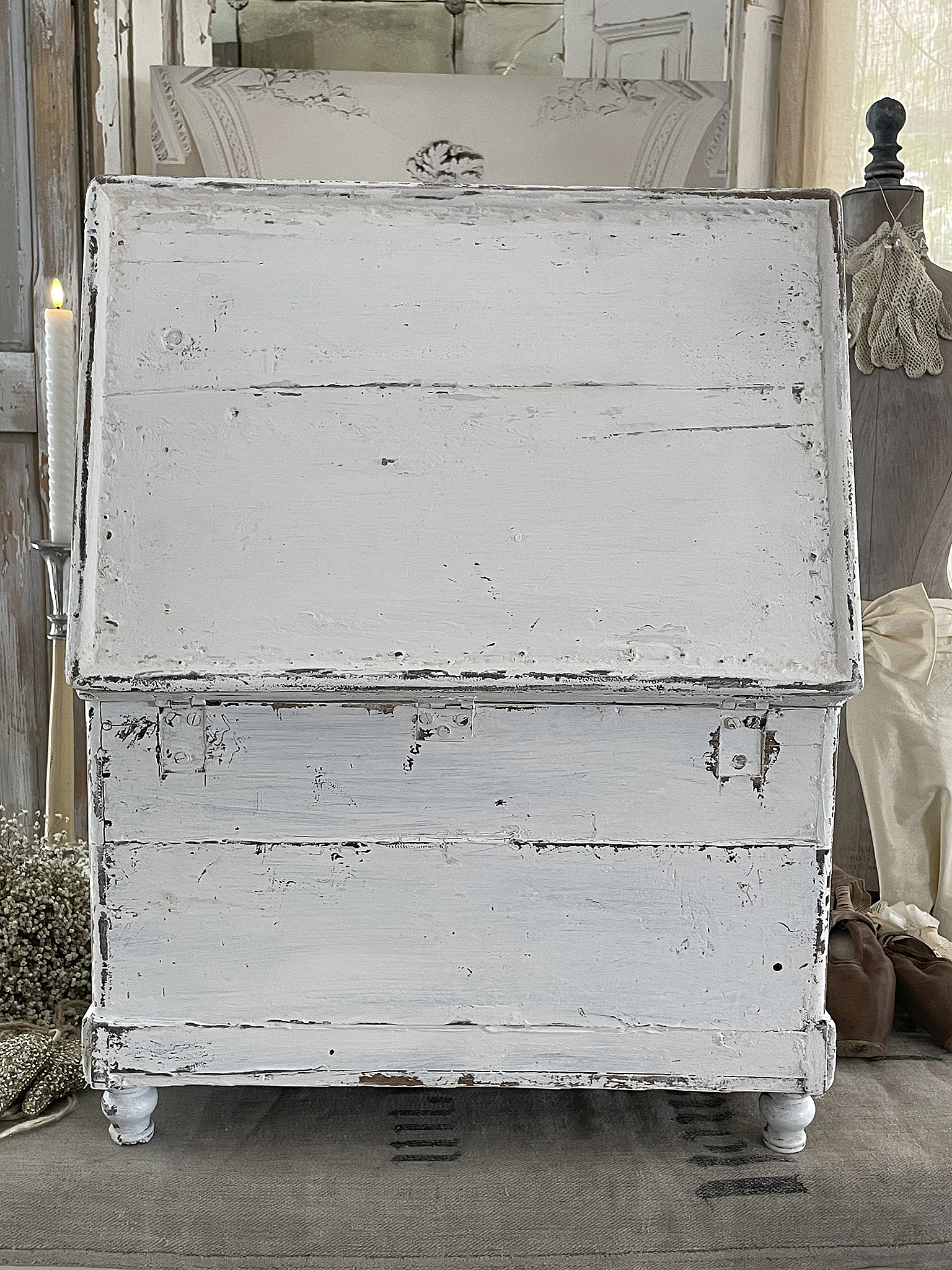 Vintage Holzkiste mit nostalgischem Charme auf runden Füßen Weiß gestrichene Holzkiste im antiken Stil, ideal zur Aufbewahrung und Dekoration