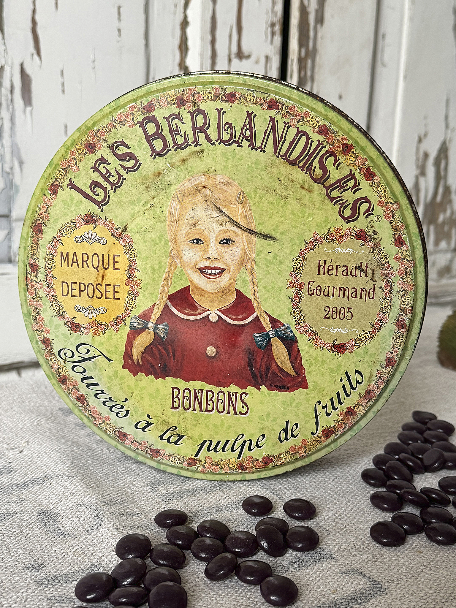  Süßes Vintage-Duo aus französischer Bonbondose und Kinderschuhen***