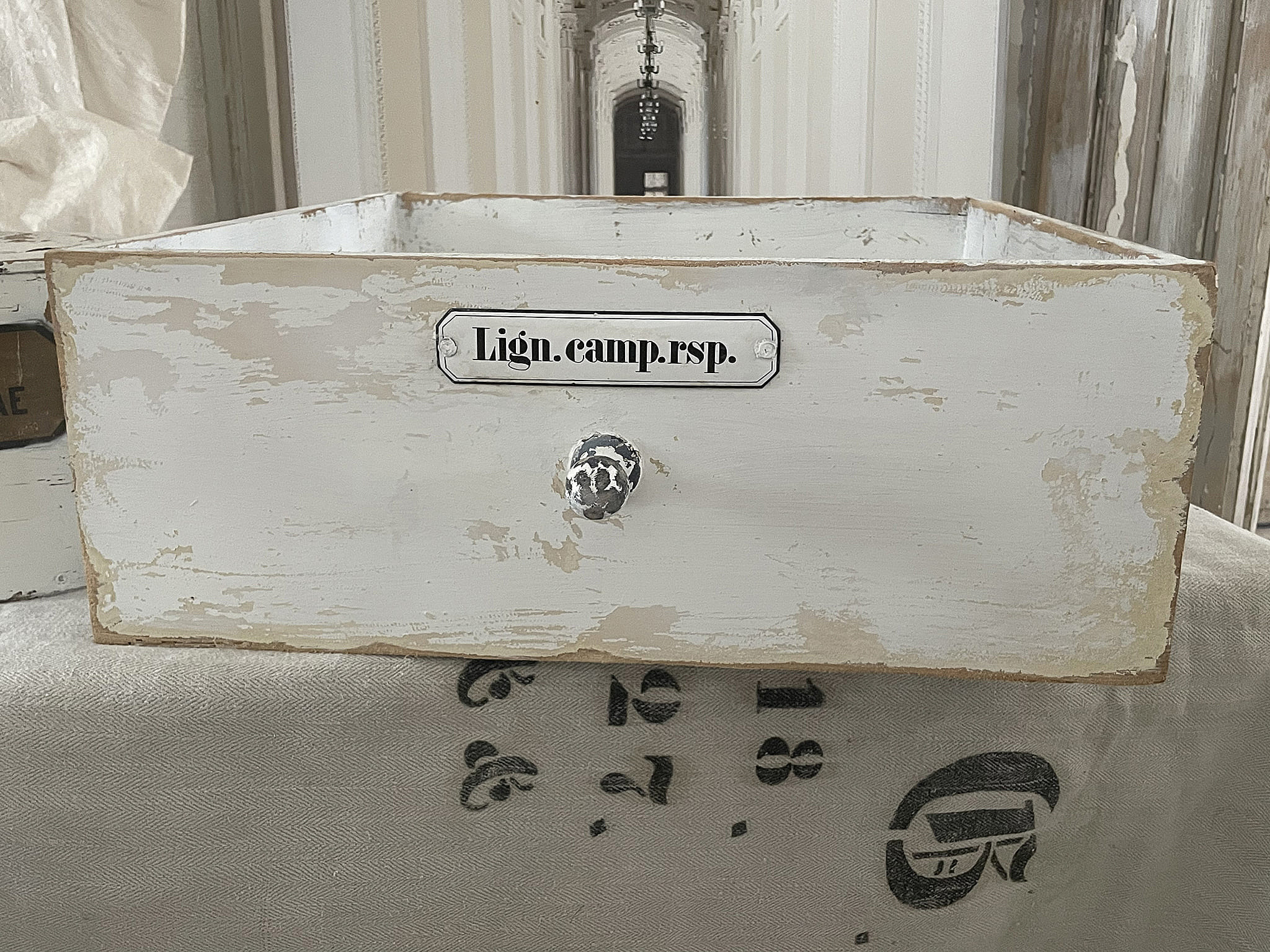 Alte große Apothekerschublade mit Emaille Schild Alte große Apothekerschublade mit Emaille Schild