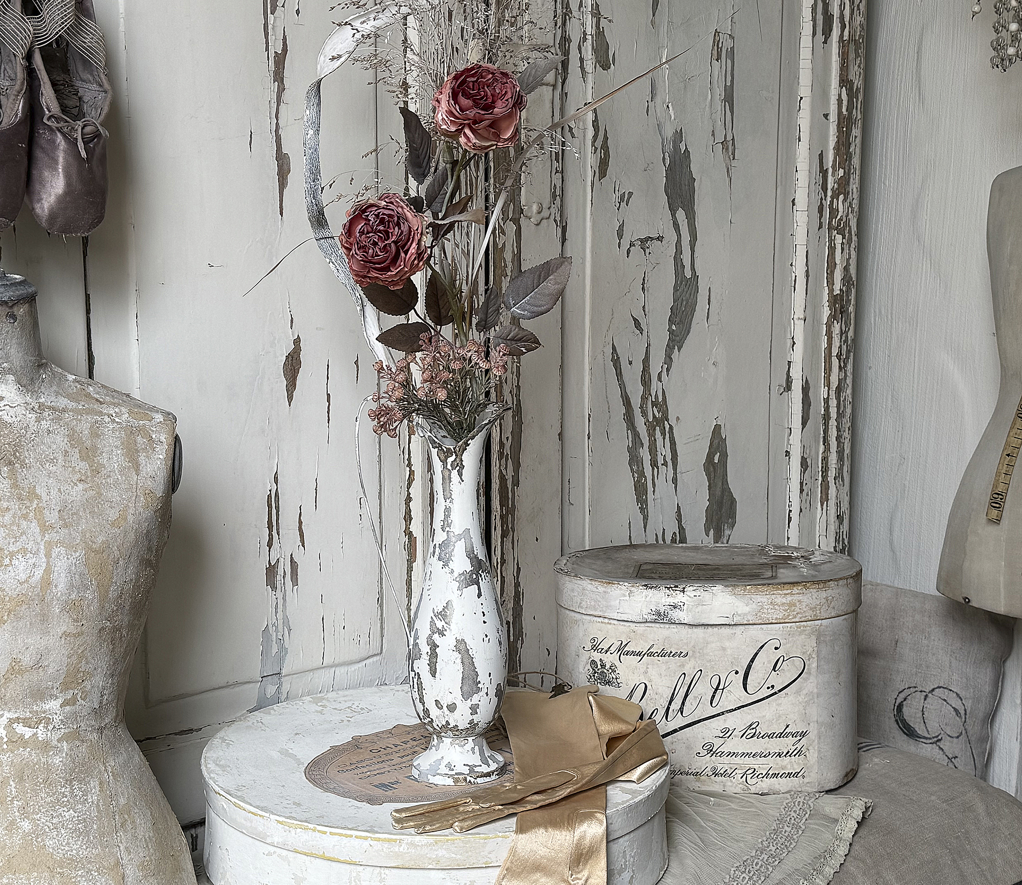 Alte Messingvase im Shabby-Kleid mit zartem Ranunkelstrauß***