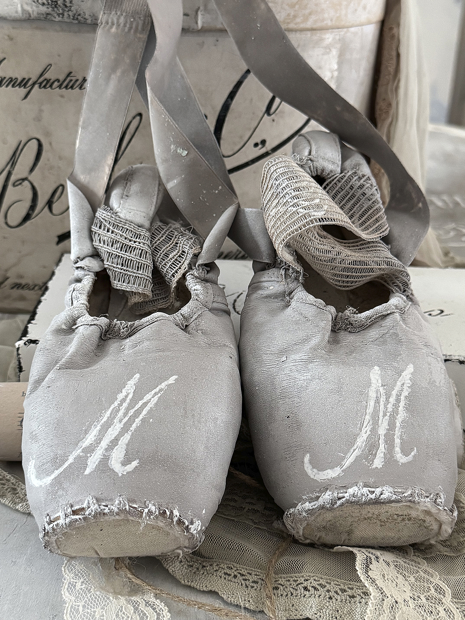 Alte Spitzenschuhe in Taupen – Vintagekleid mit Charme und Charakter***