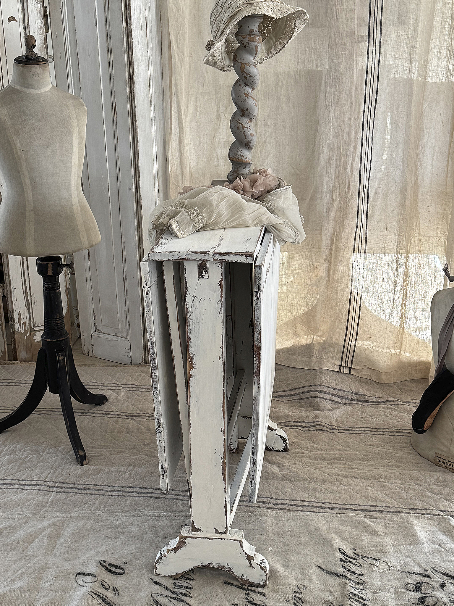 Antiker Klapptisch im Original-Vintage-Kleid