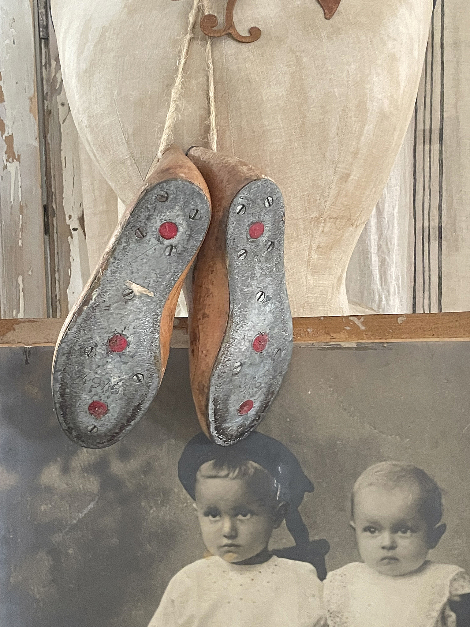 Antike Kinder-Schuhleisten mit Eisen-Medallion***