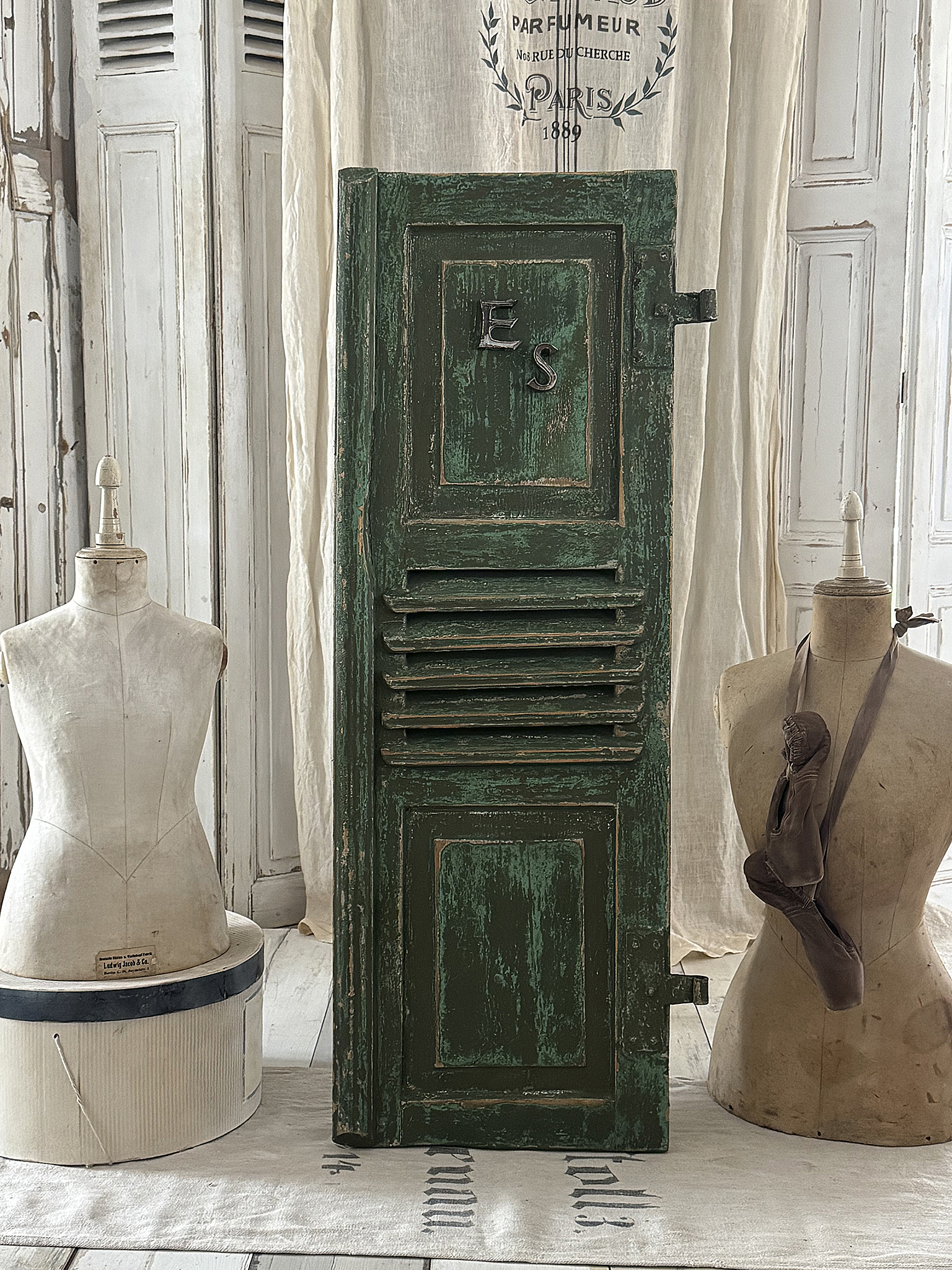 Antiker Fensterladen mit Originalpatina | Grün-Türkis | Vintage Shabby Chic | Messingbuchstaben E & S***