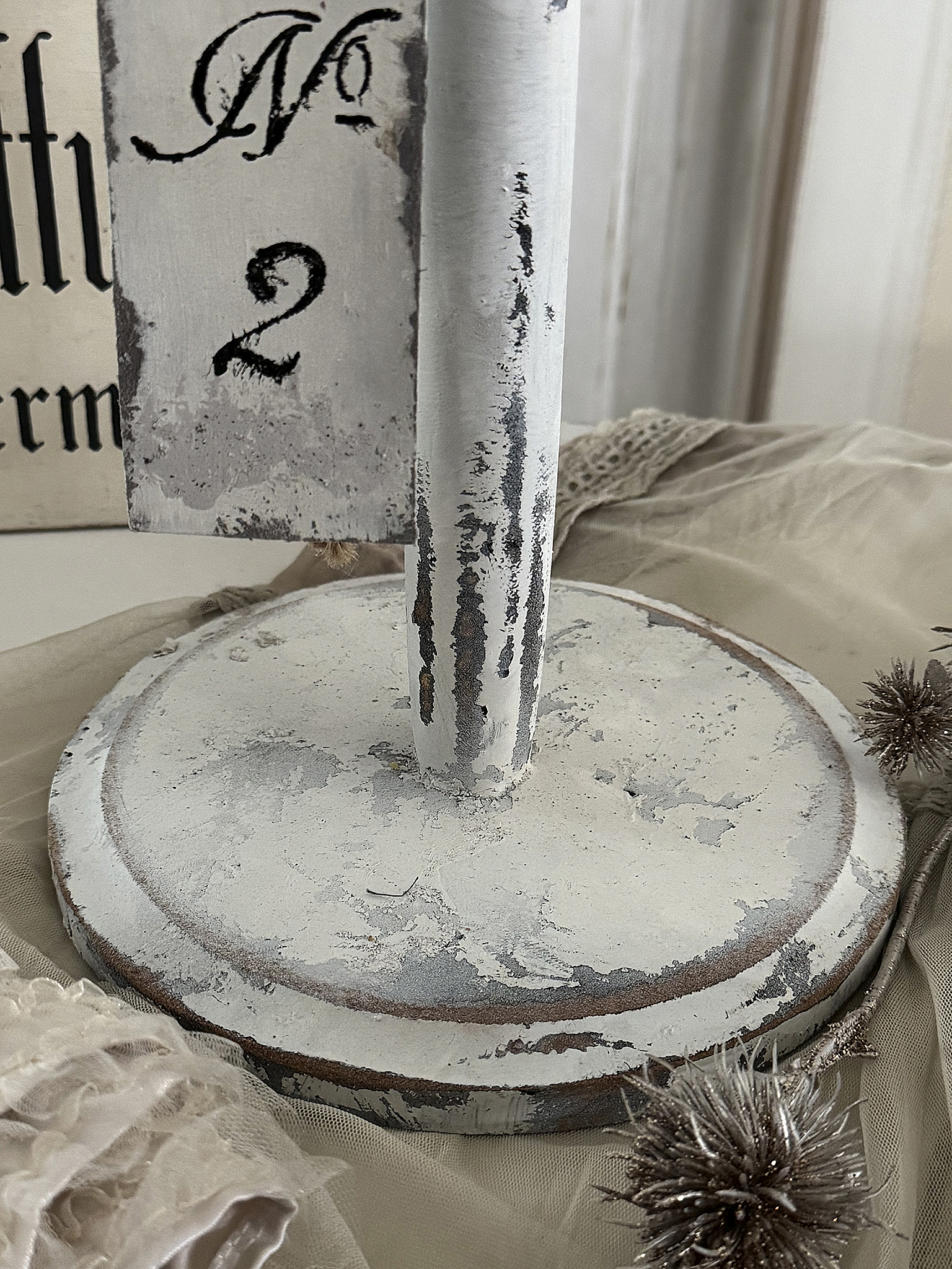  Alter, charmanter Hutständer im weißen Shabby-Kleid***