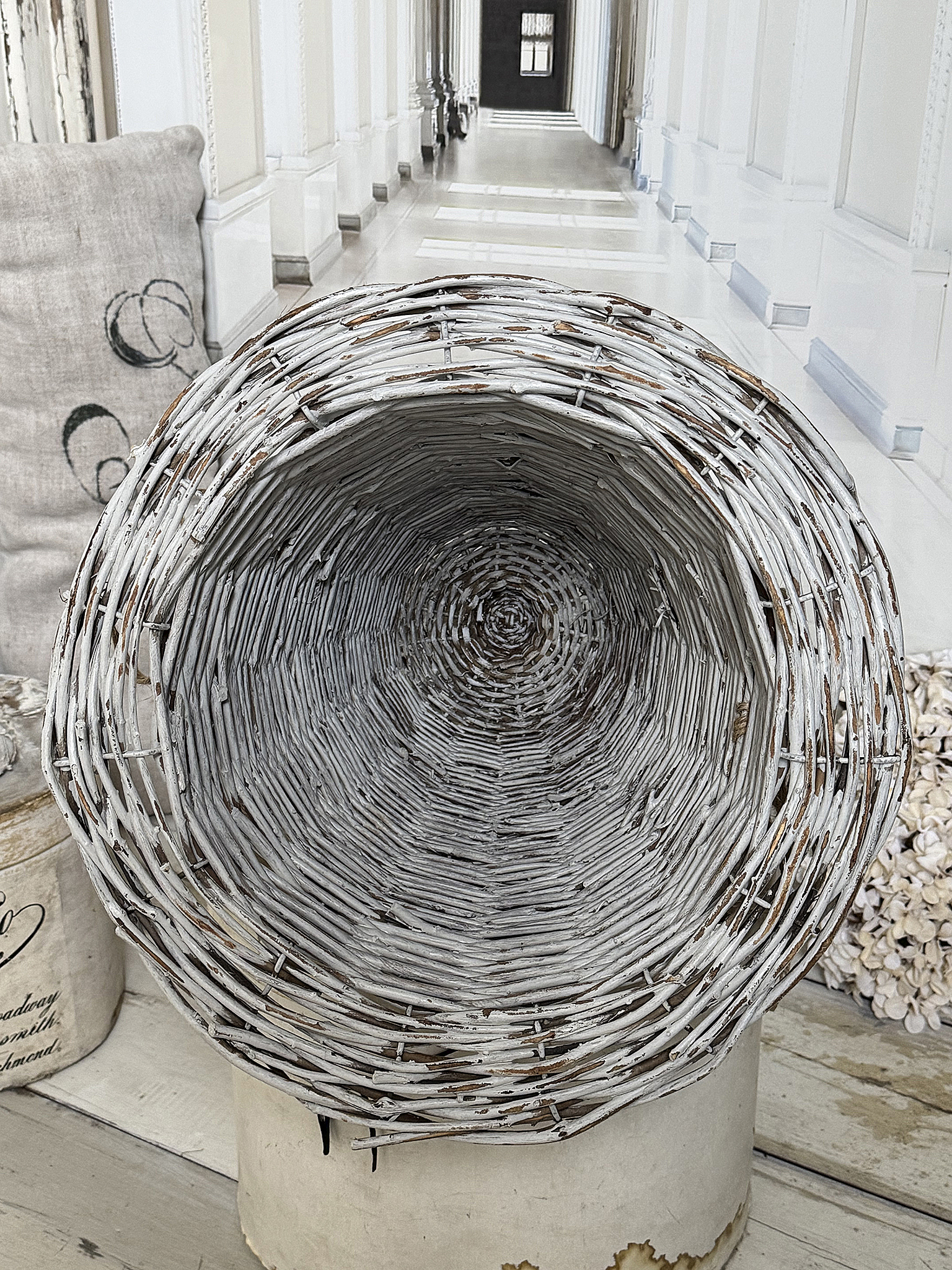 Alter Shabby-Weidenkorb mit Leinenschild 