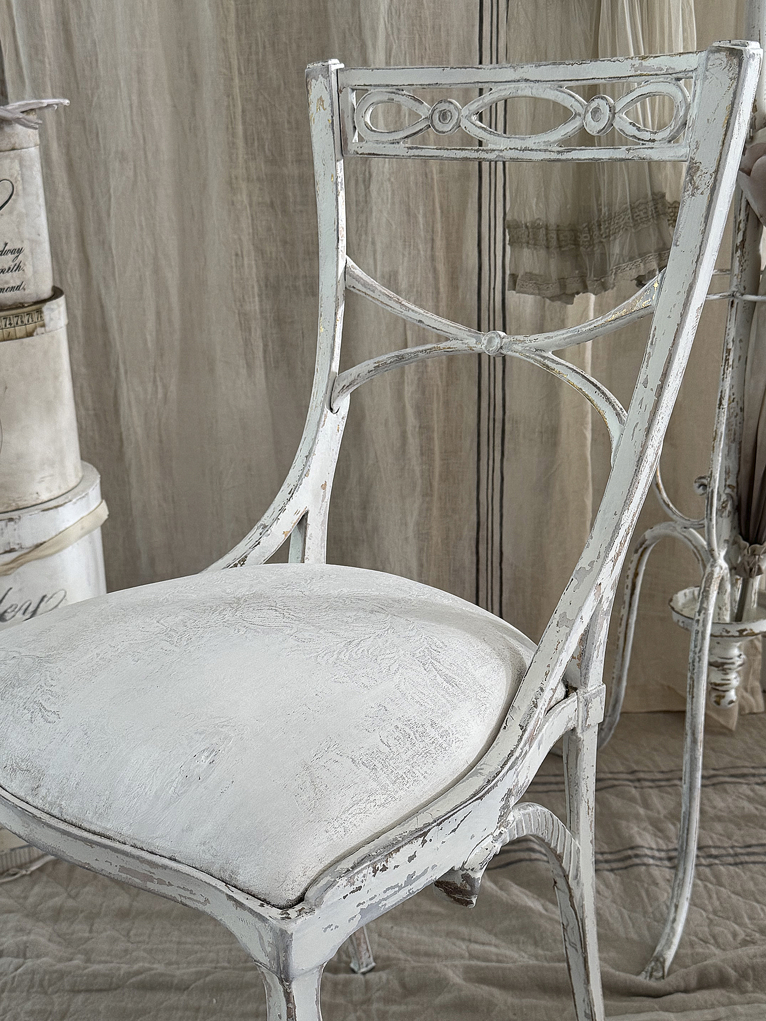 Alter edler Metallstuhl mit Polster***