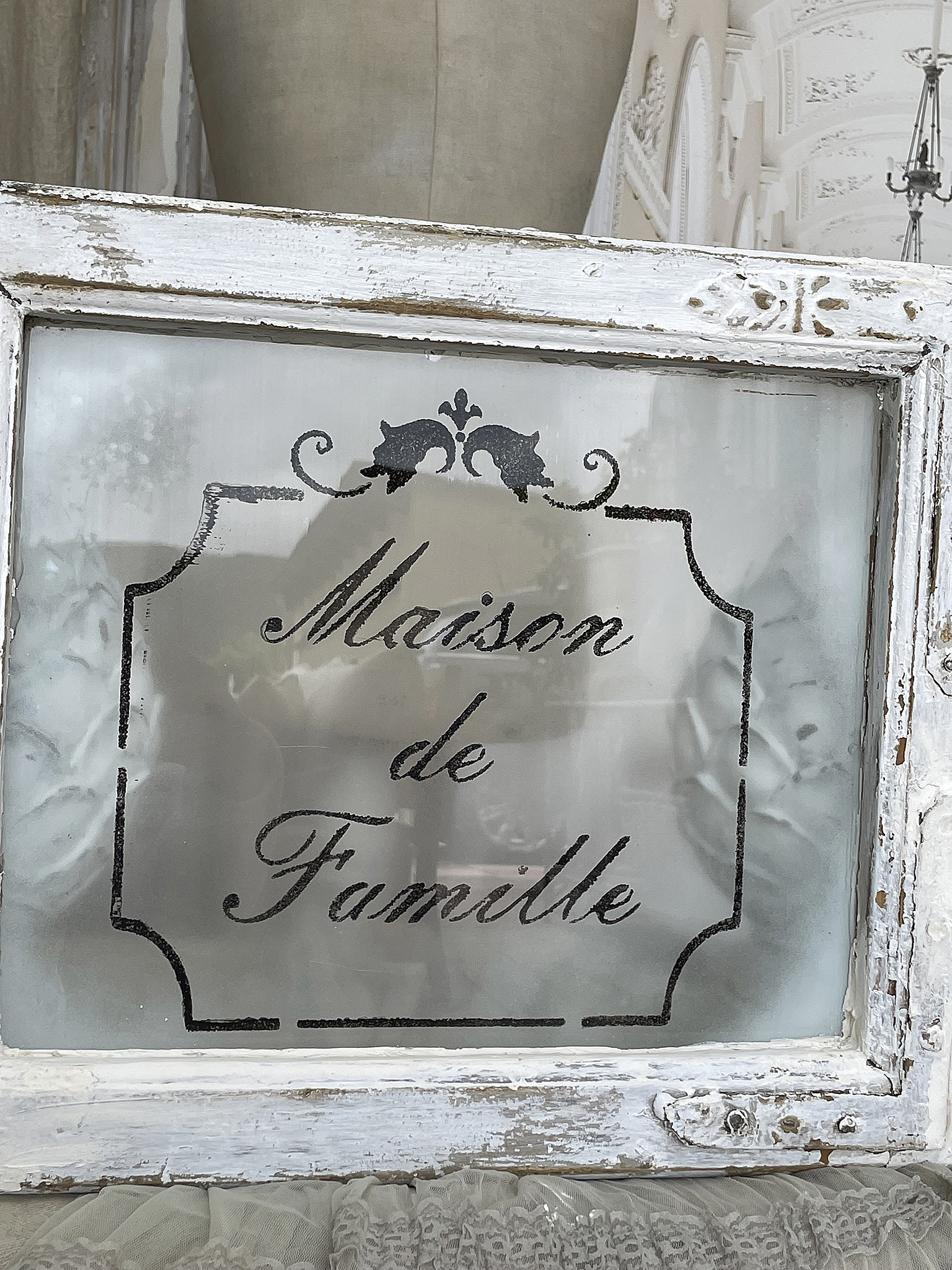 Dekoratives Glasschild "Maison de Famille" für ein gemütliches Zuhause Schönes Glasbild mit der Aufschrift "Maison de Famille" für eine stilvolle Einrichtung