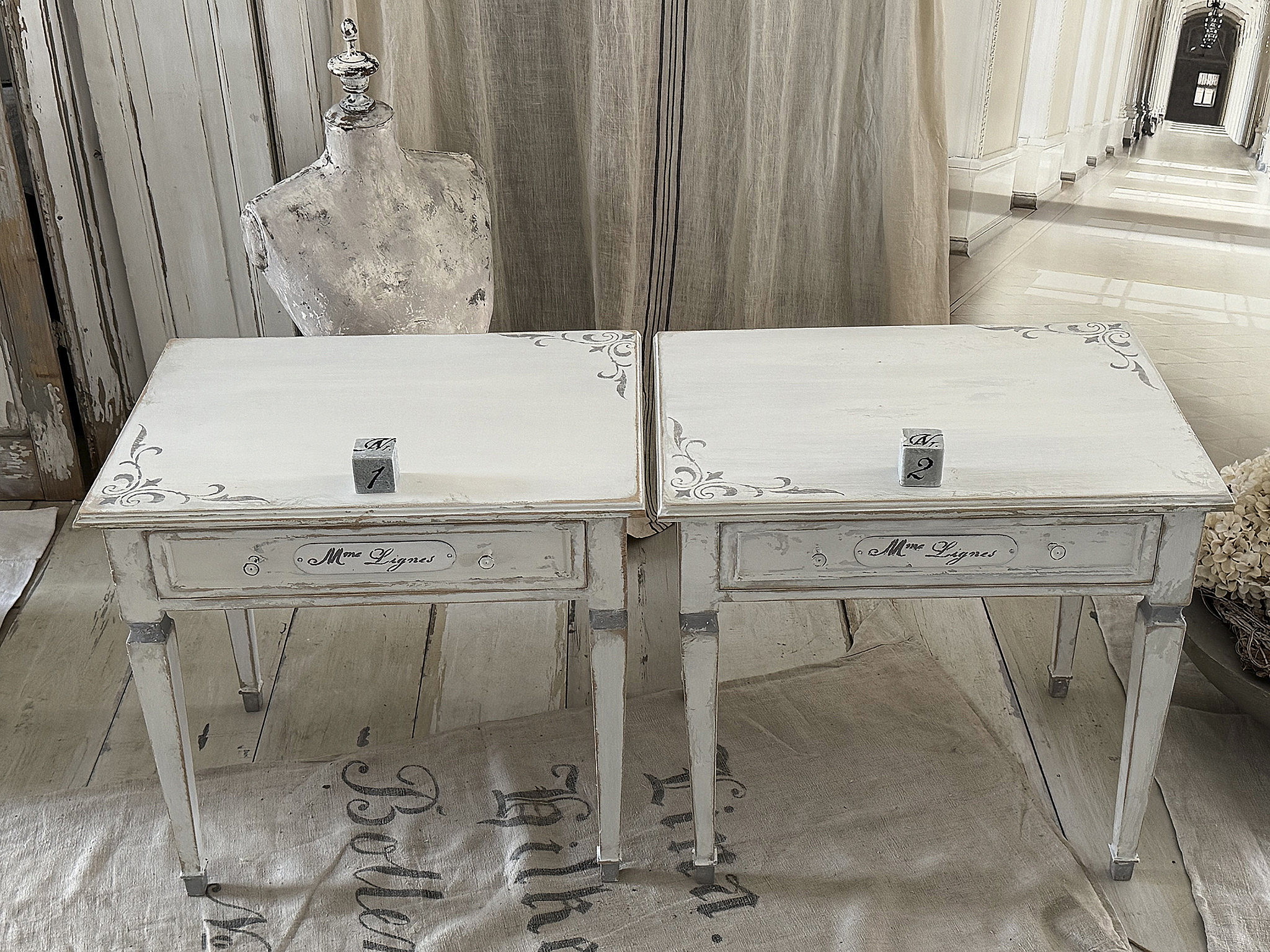 Charmantes Beistelltischchen „Madame Lignes“ im eleganten Shabby-Look***