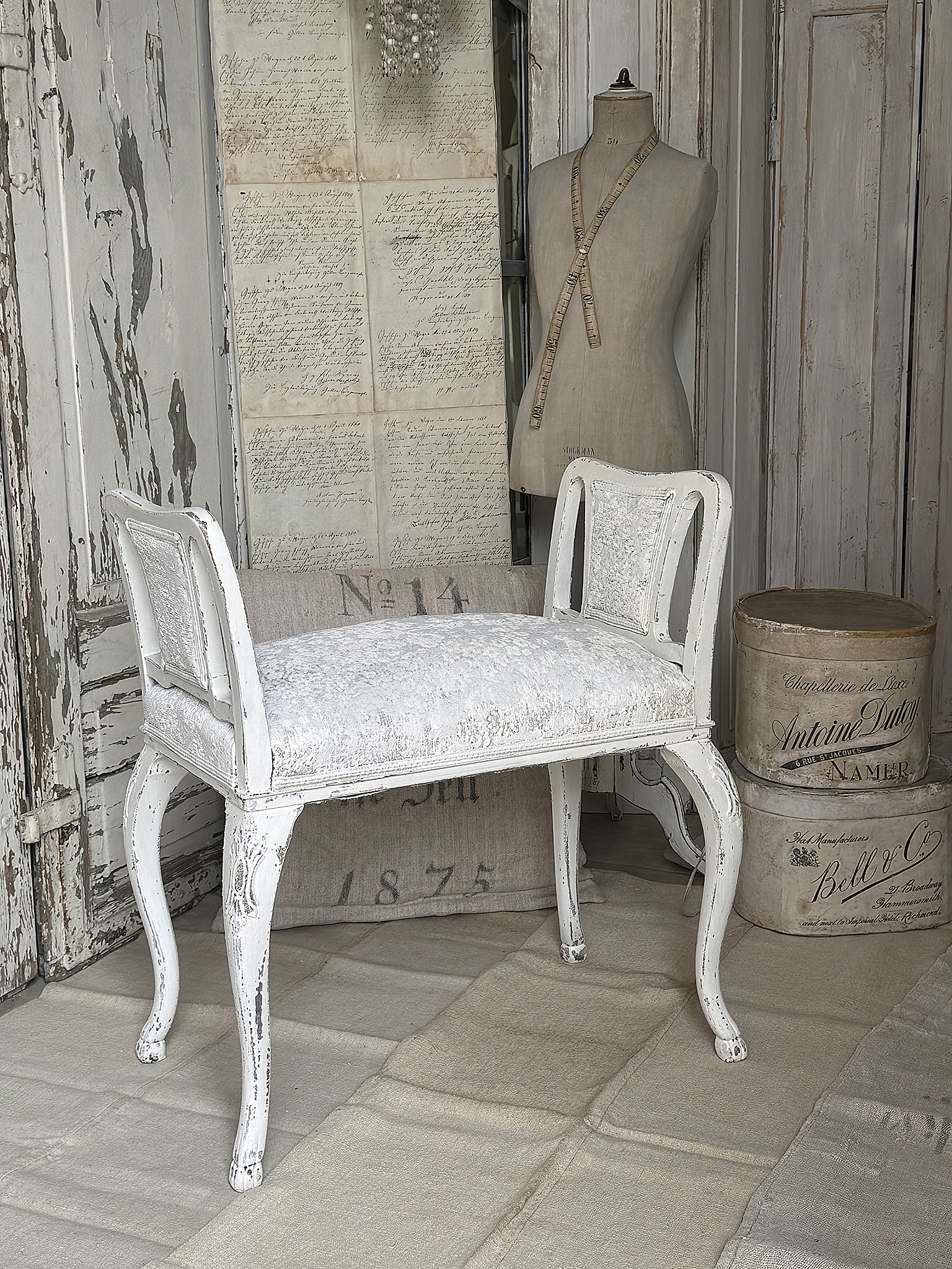 Antiker Chippendale-Gondelhocker im Shabby Chic