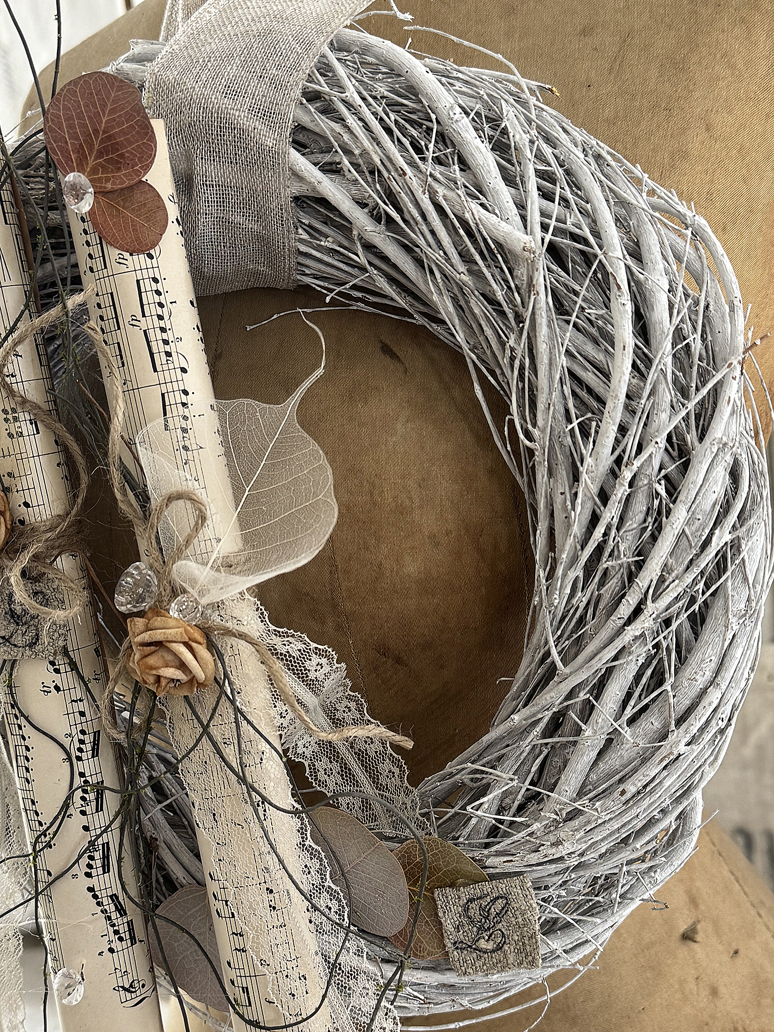 Romantischer Vintage-Kranz mit Notenblättern – zarte Handarbeit mit poetischem Charme“***