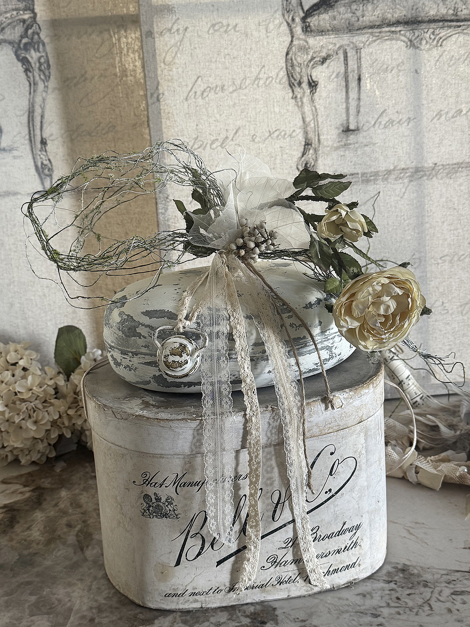 Antike Zinkwärmflasche mit romantischer Shabby-Deko***