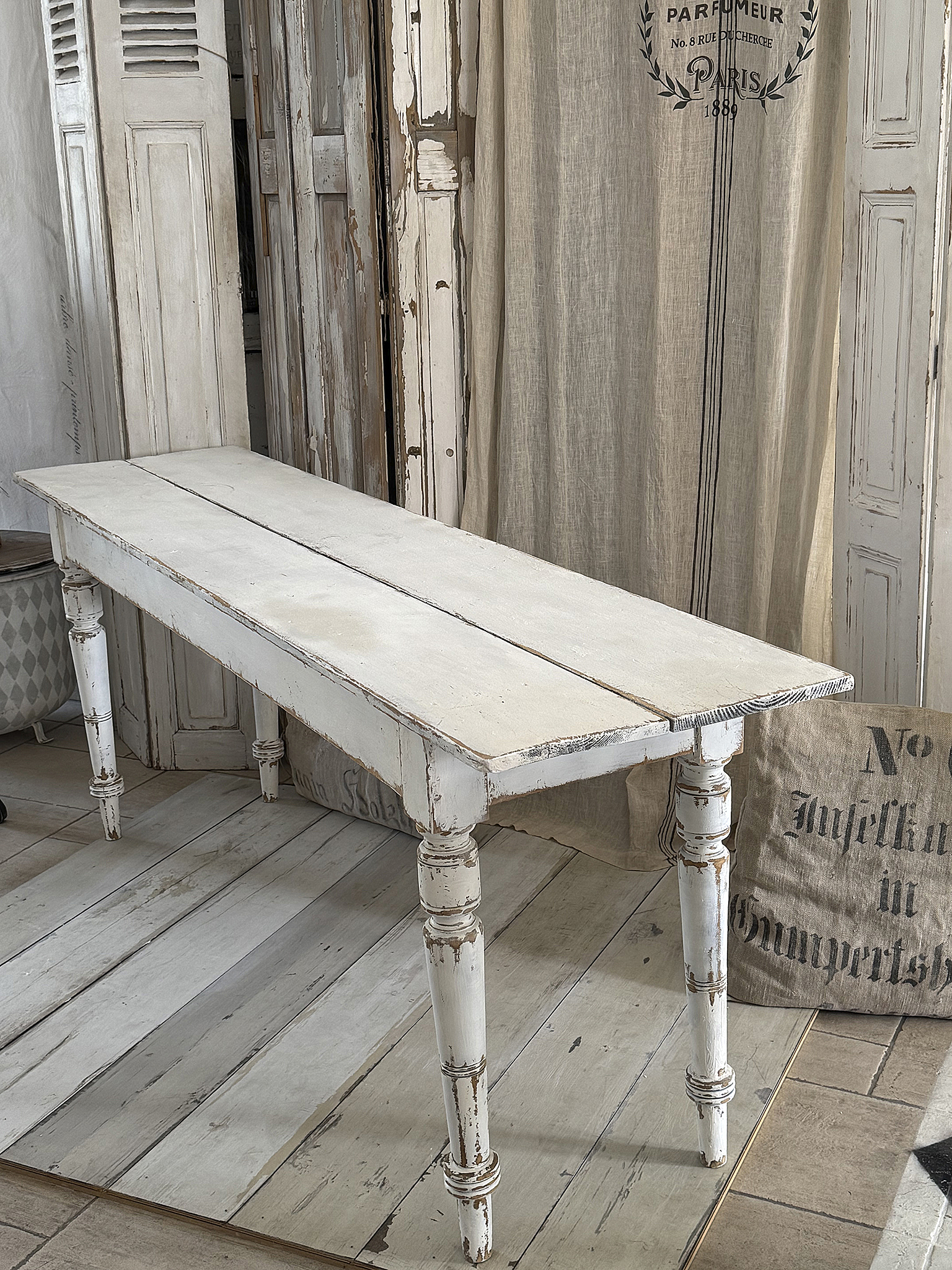 Antiker Wirtshaustisch im Shabby-Chic***