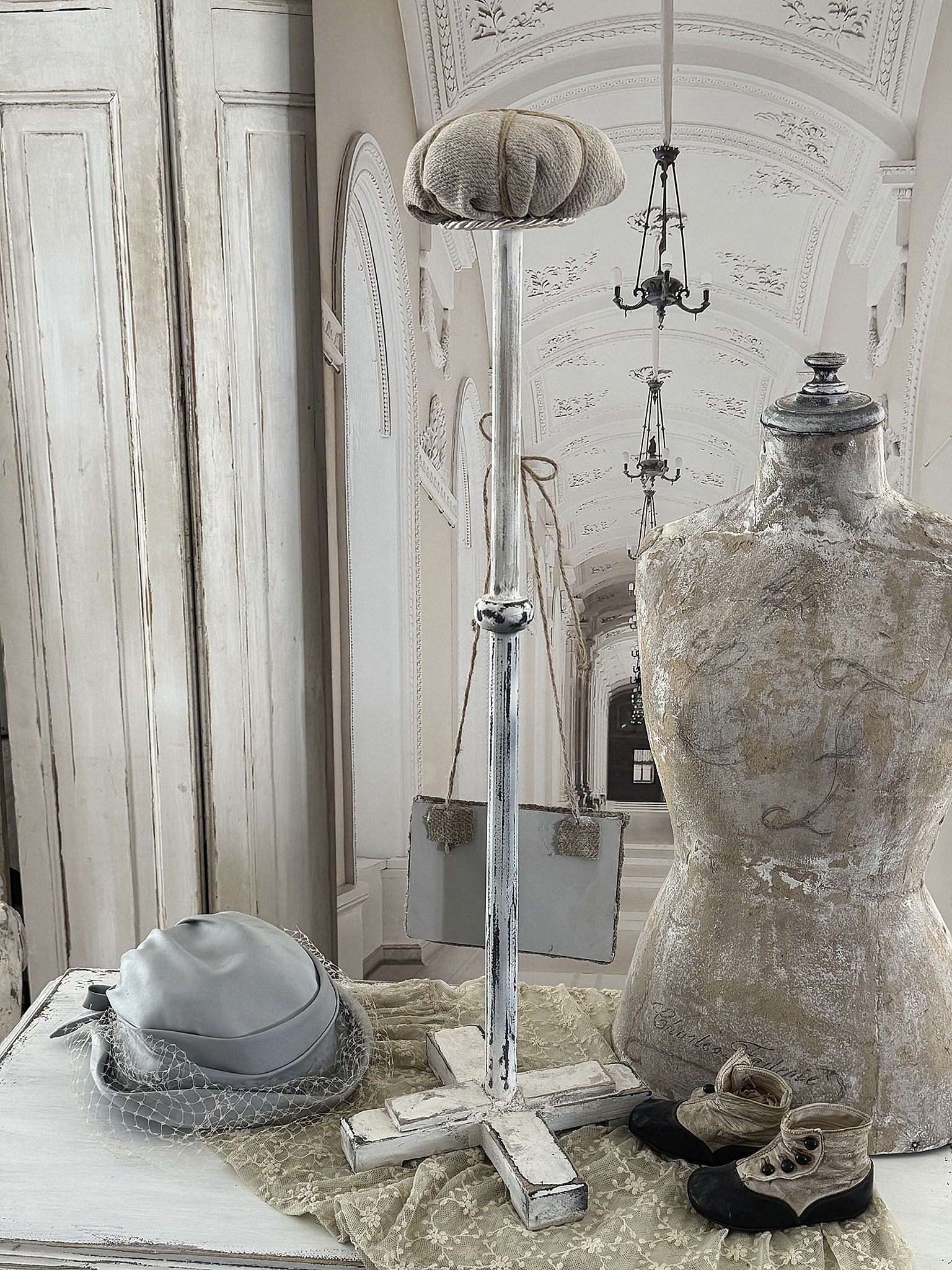 Alter Hutständer aus Holz mit Leinenpolster – Shabby Chic – Vintage – Nostalgischer Charme***