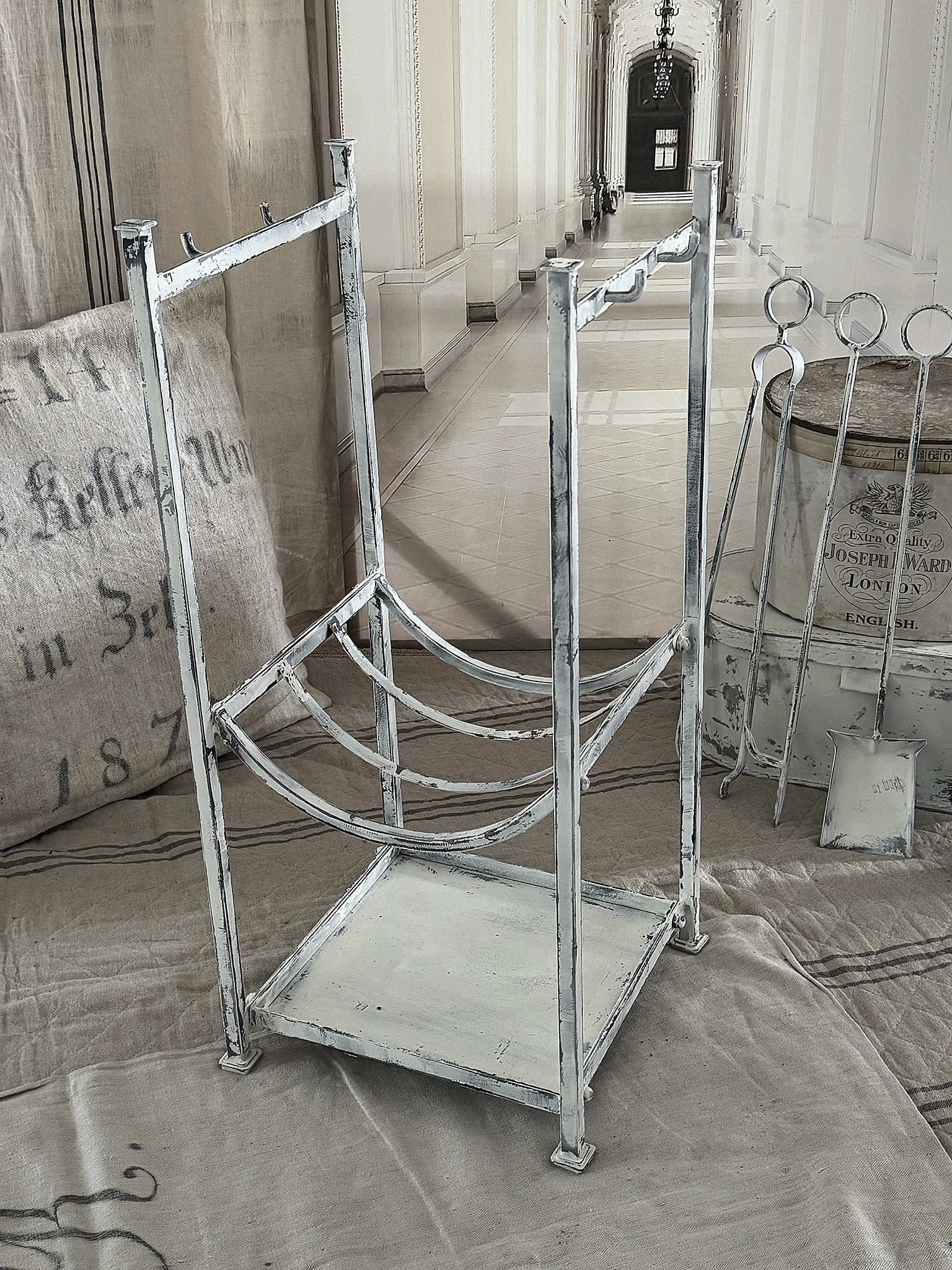 Shabby Brennholzregal mit Kaminbesteck*** Shabby Brennholzregal mit Kaminbesteck***