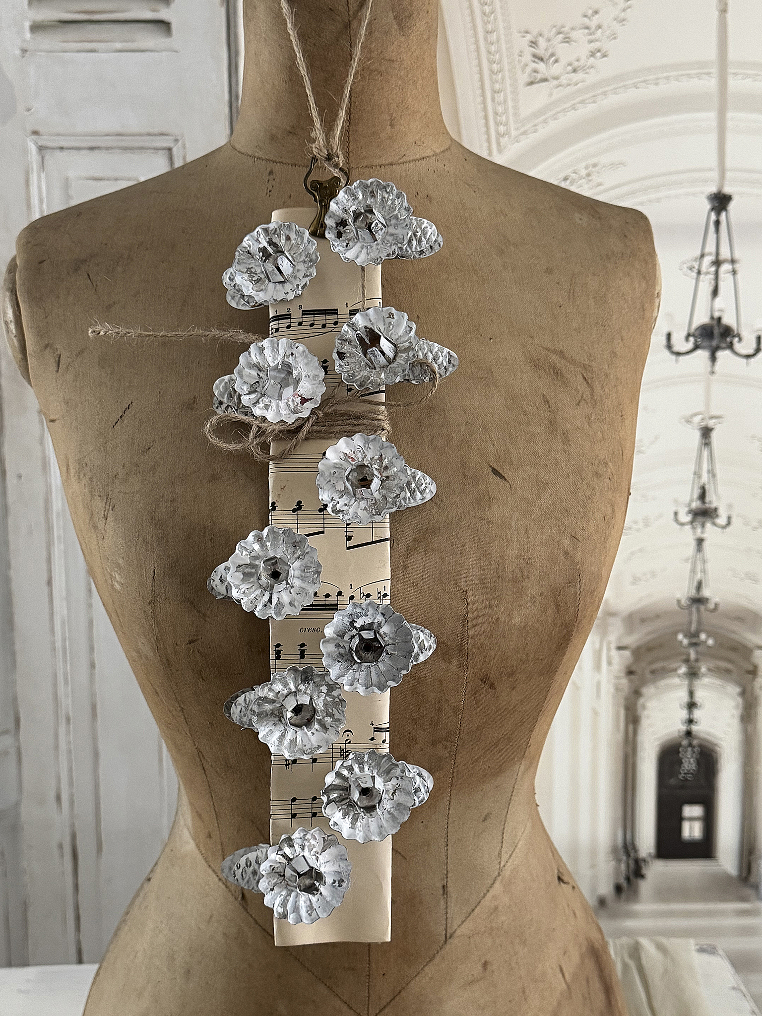 Zehn uralte Kerzenclips Baumkerzenhalter im Shabby-Kleid ***