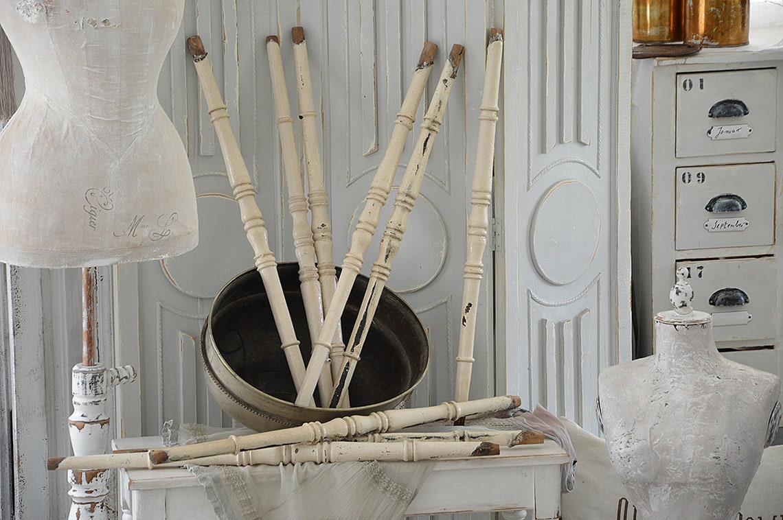 Antike Geländerstäbe im Originallack