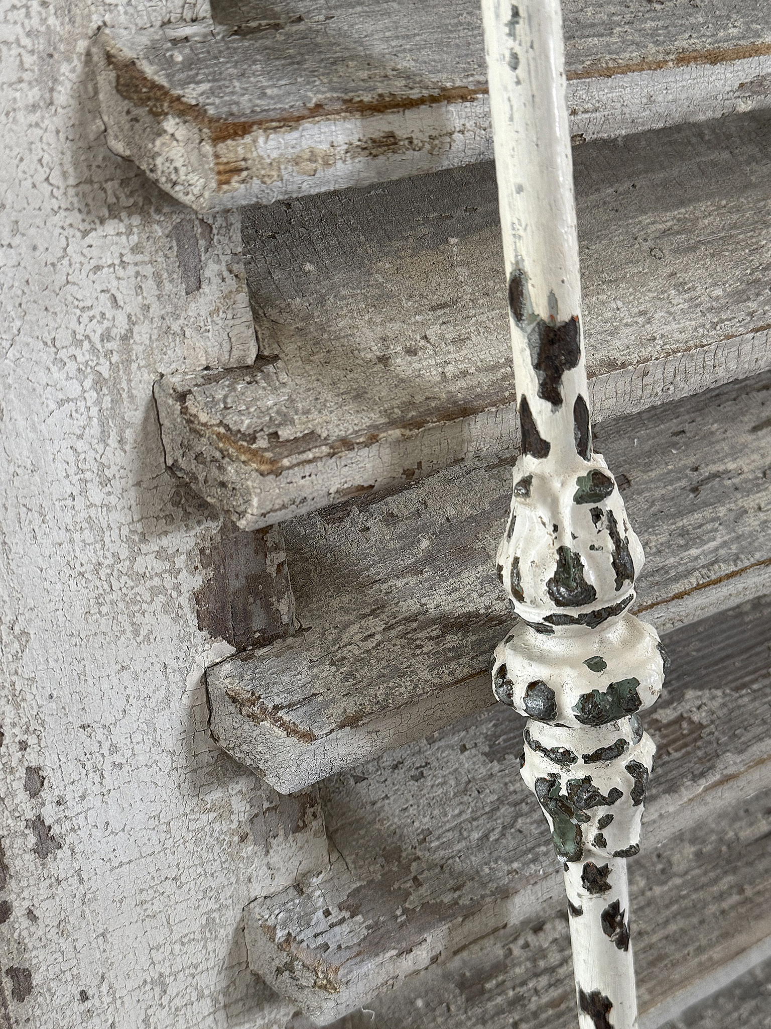 Dekorativer Lamellenladen mit Patina & Metallstab – Shabby-Chic*** Dekorativer Lamellenladen mit Patina & Metallstab – Shabby-Chic***