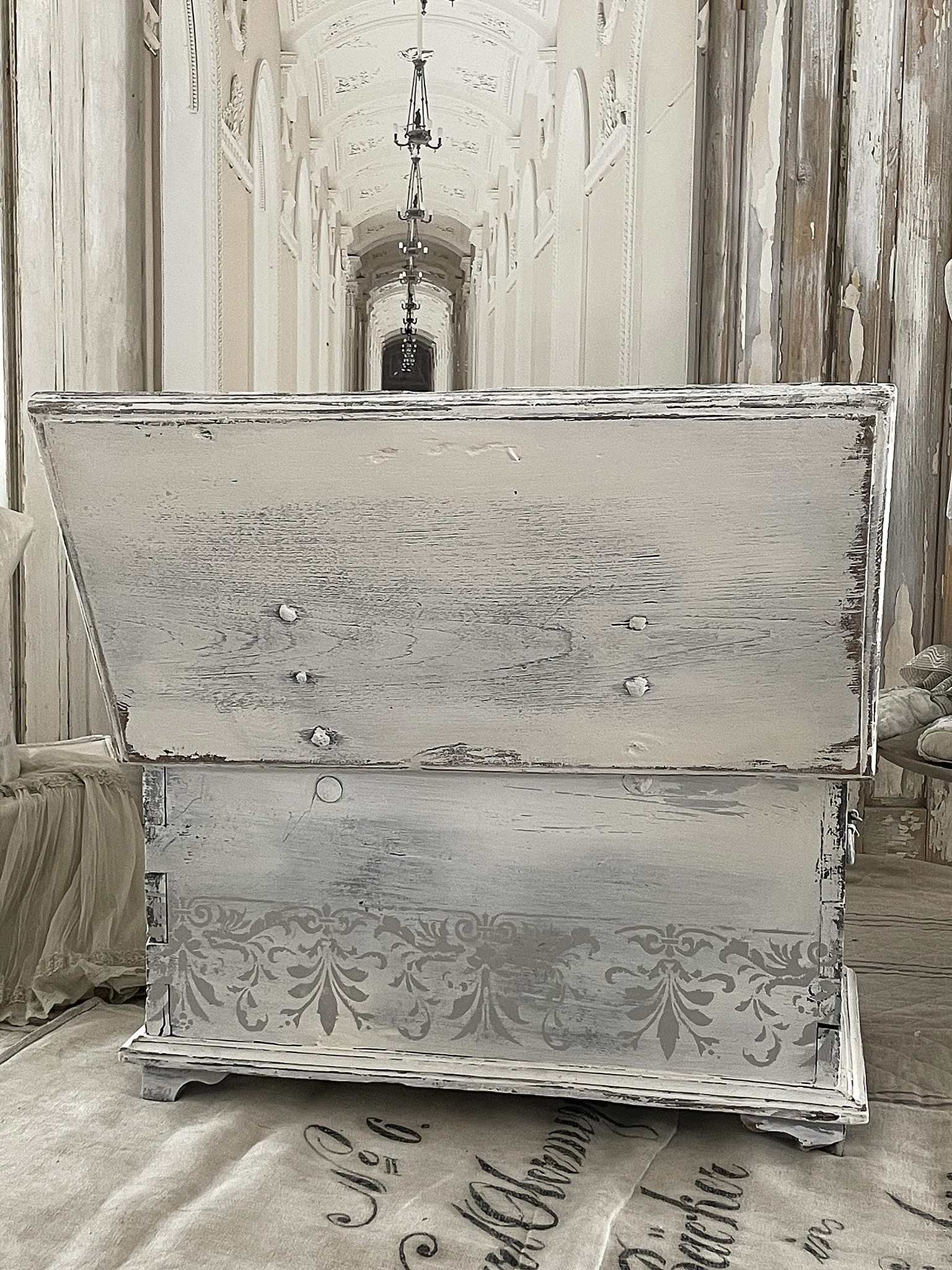 Vintage Holzkiste im shabby Chic Design Antike Holzkiste mit aufklappbarem Deckel und eleganter Verzierung