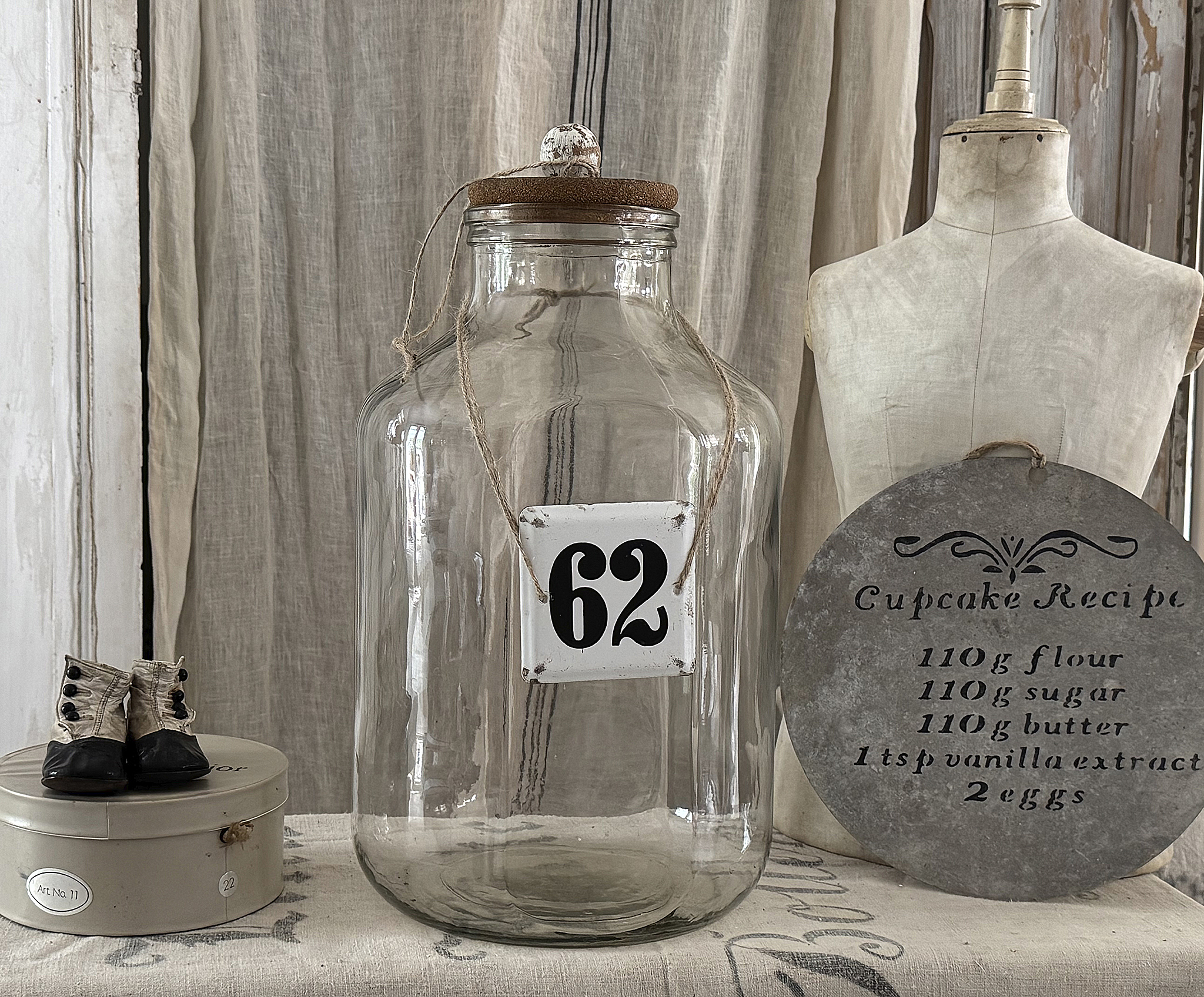 Seltenes XXL-Bonbonglas mit altem Emaille-Schild – ein besonderer Blickfang mit Charakter***