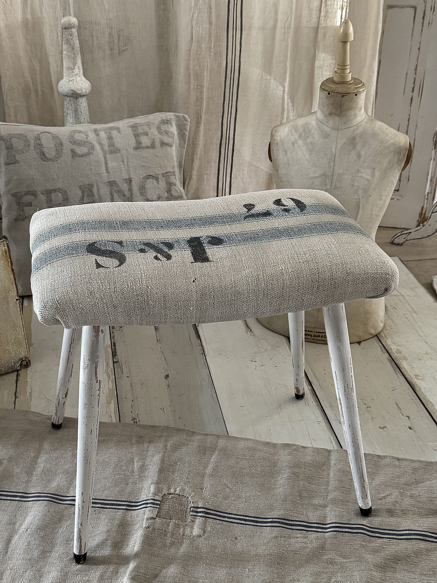Hocker mit altem Leinen***