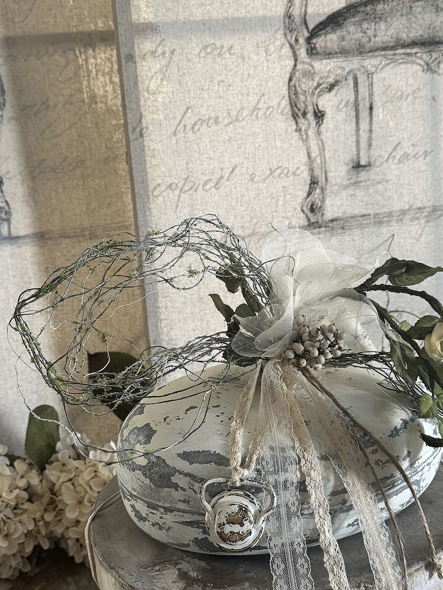 Antike Zinkwärmflasche mit romantischer Shabby-Deko***