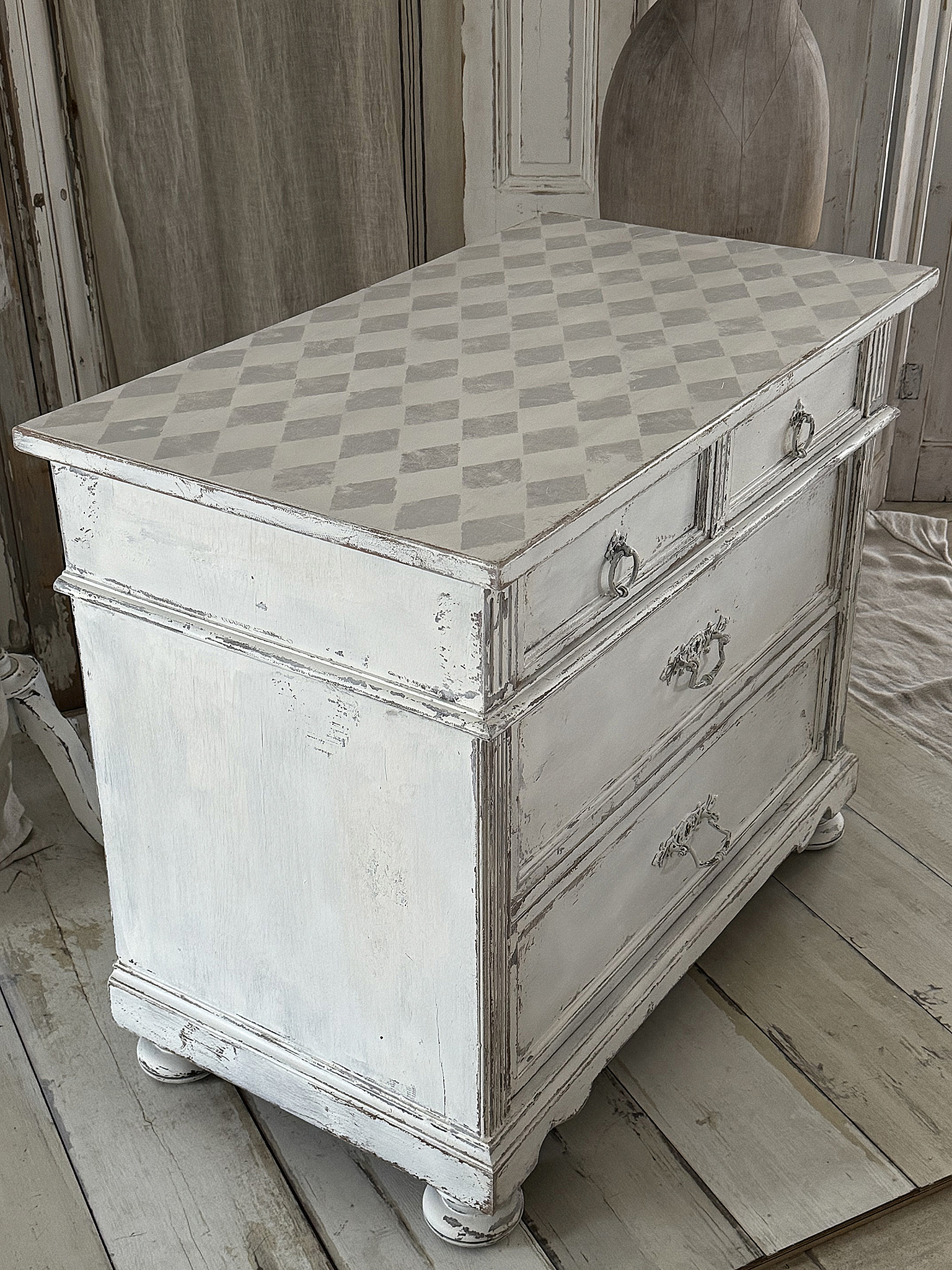 Antike Schubladenkommode im edlen Vintage-Kleid***