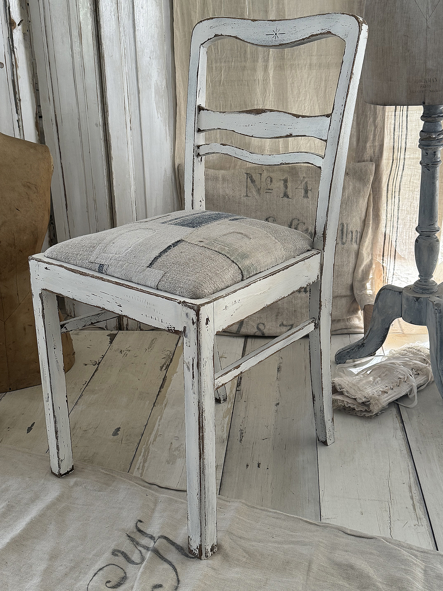 Alter Polsterstuhl mit Mehlsack Shabby-pur***